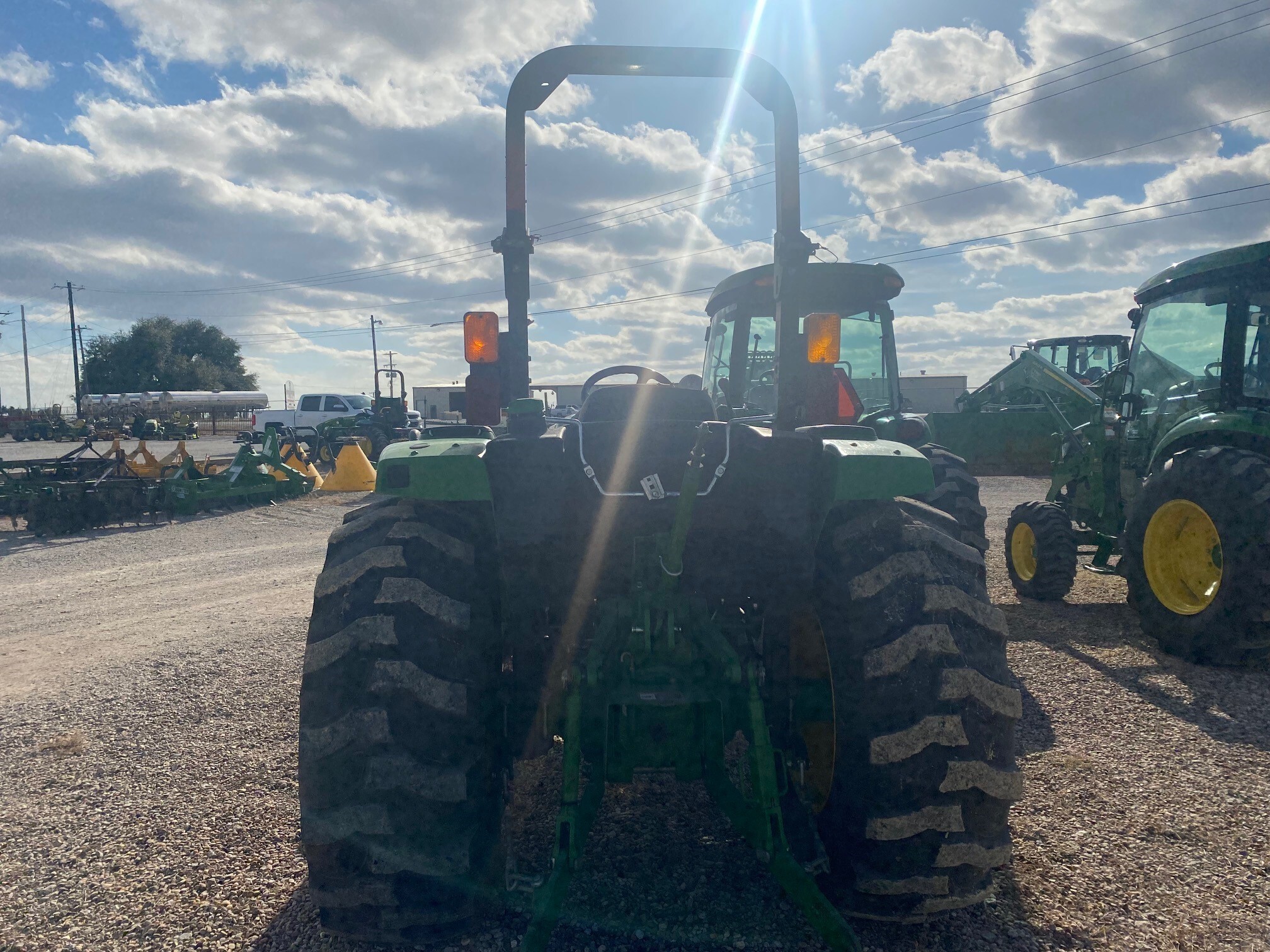 2017 John Deere 4044M Image 4