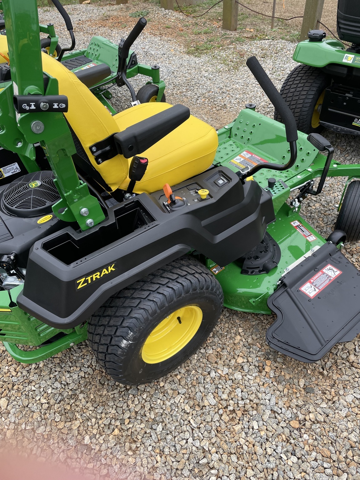 2025 John Deere Z515E Image 2