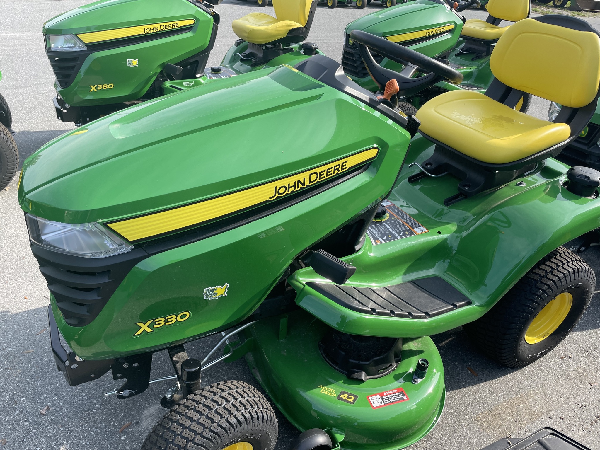 2023 John Deere X330 Image 4