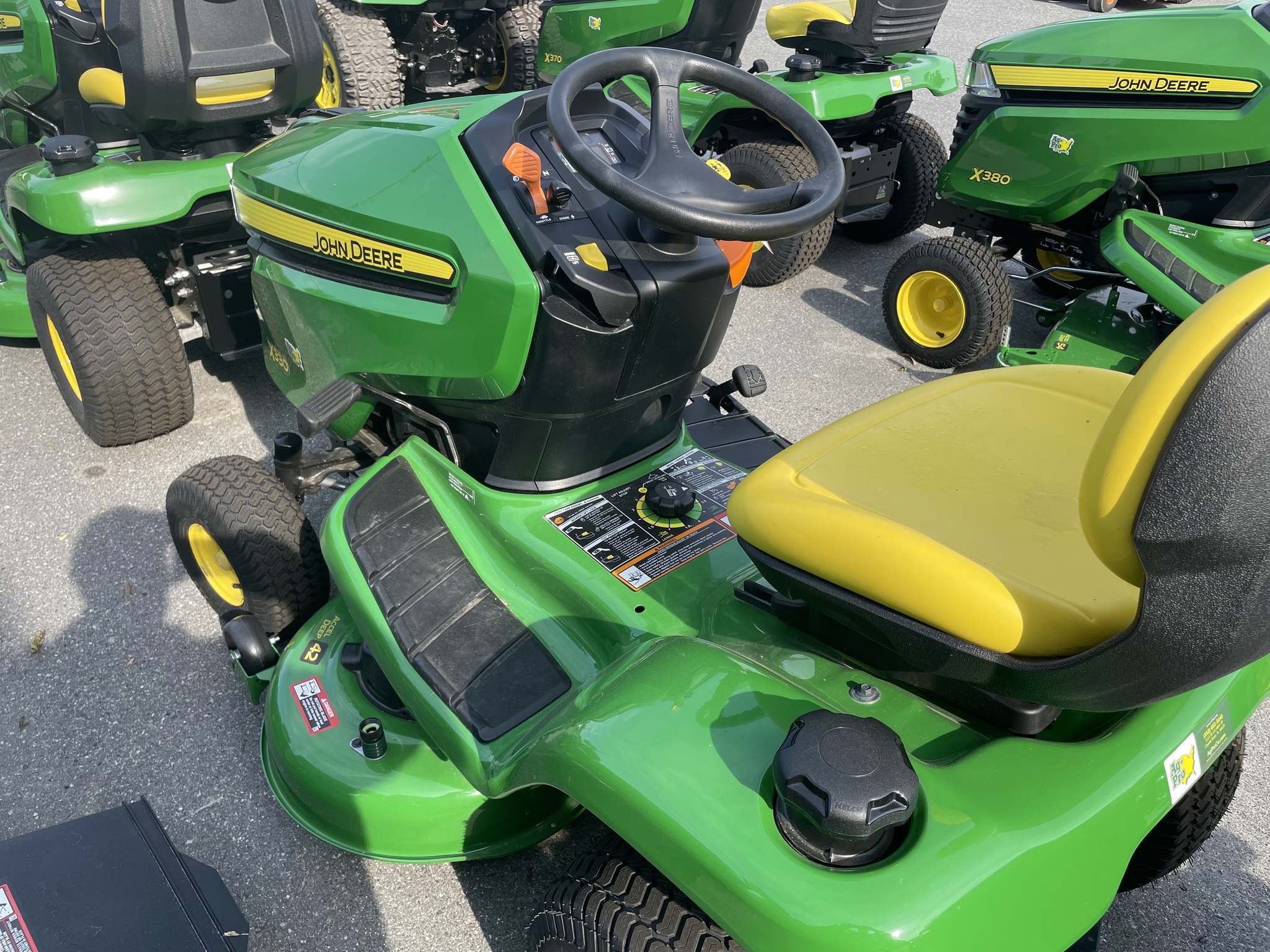 2023 John Deere X330 Image 5