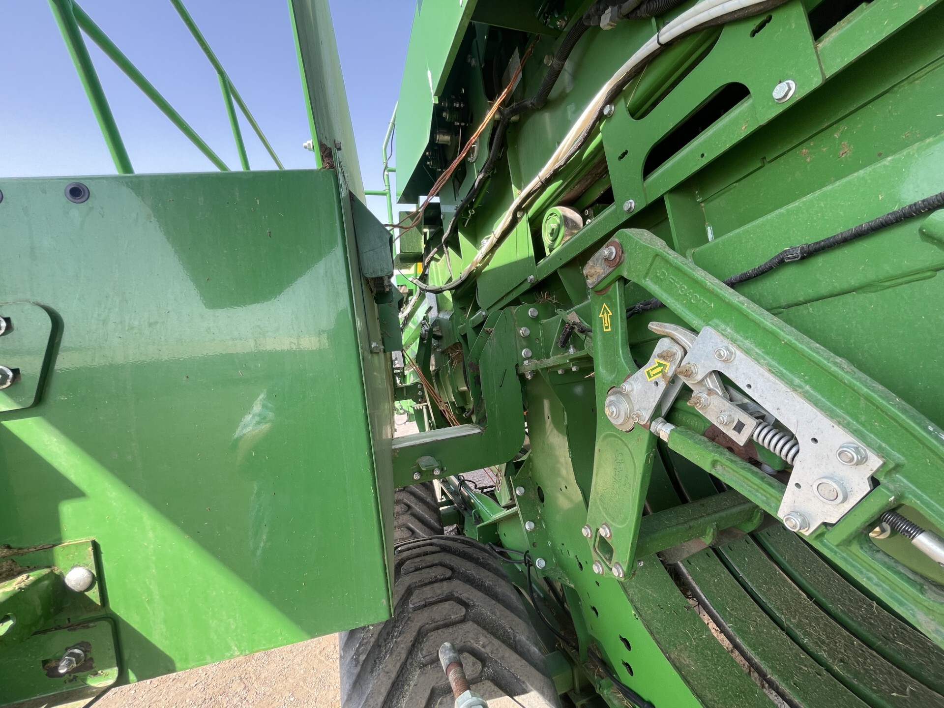 2022 John Deere L341 Image 16