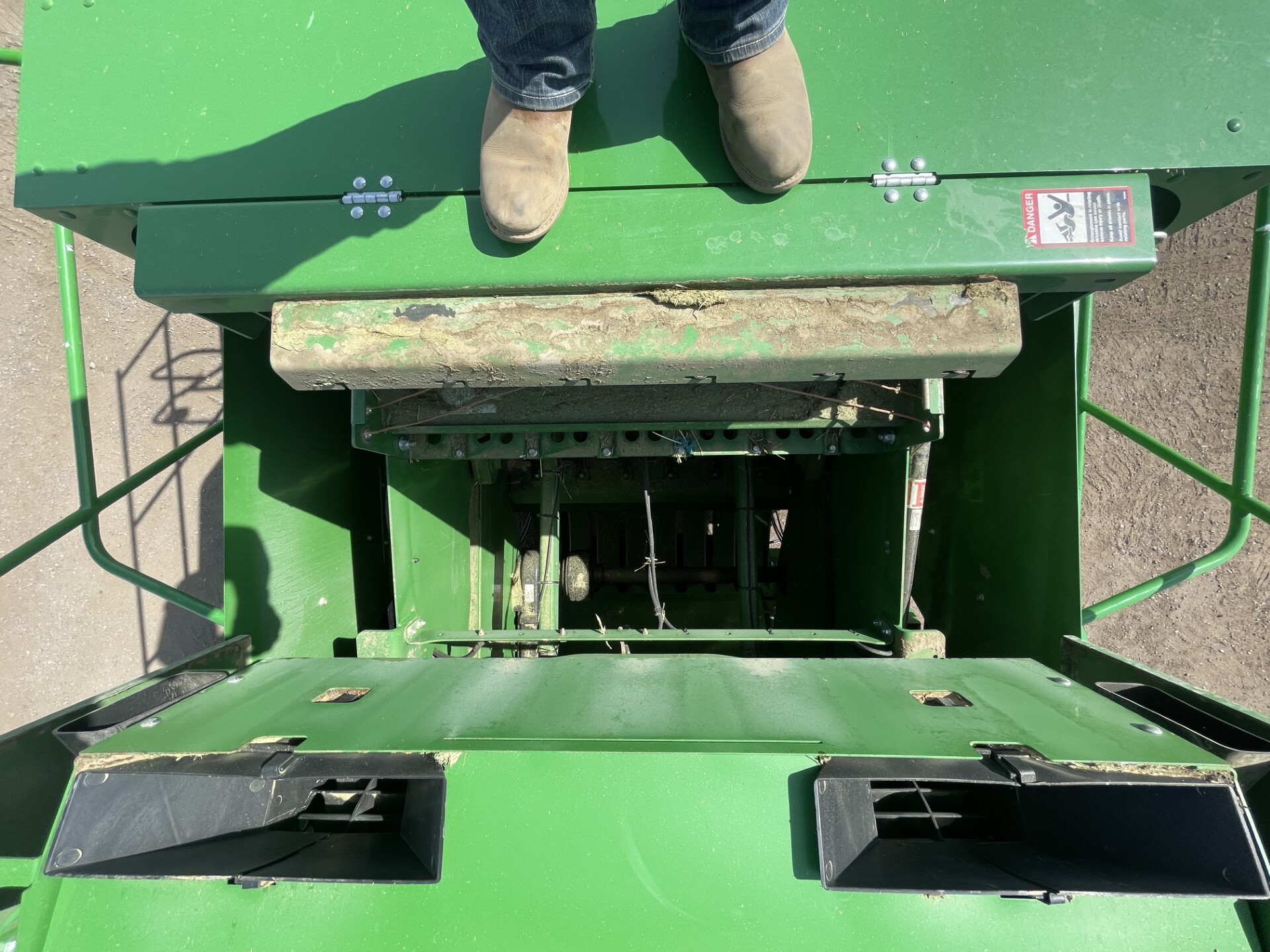 2022 John Deere L341 Image 26