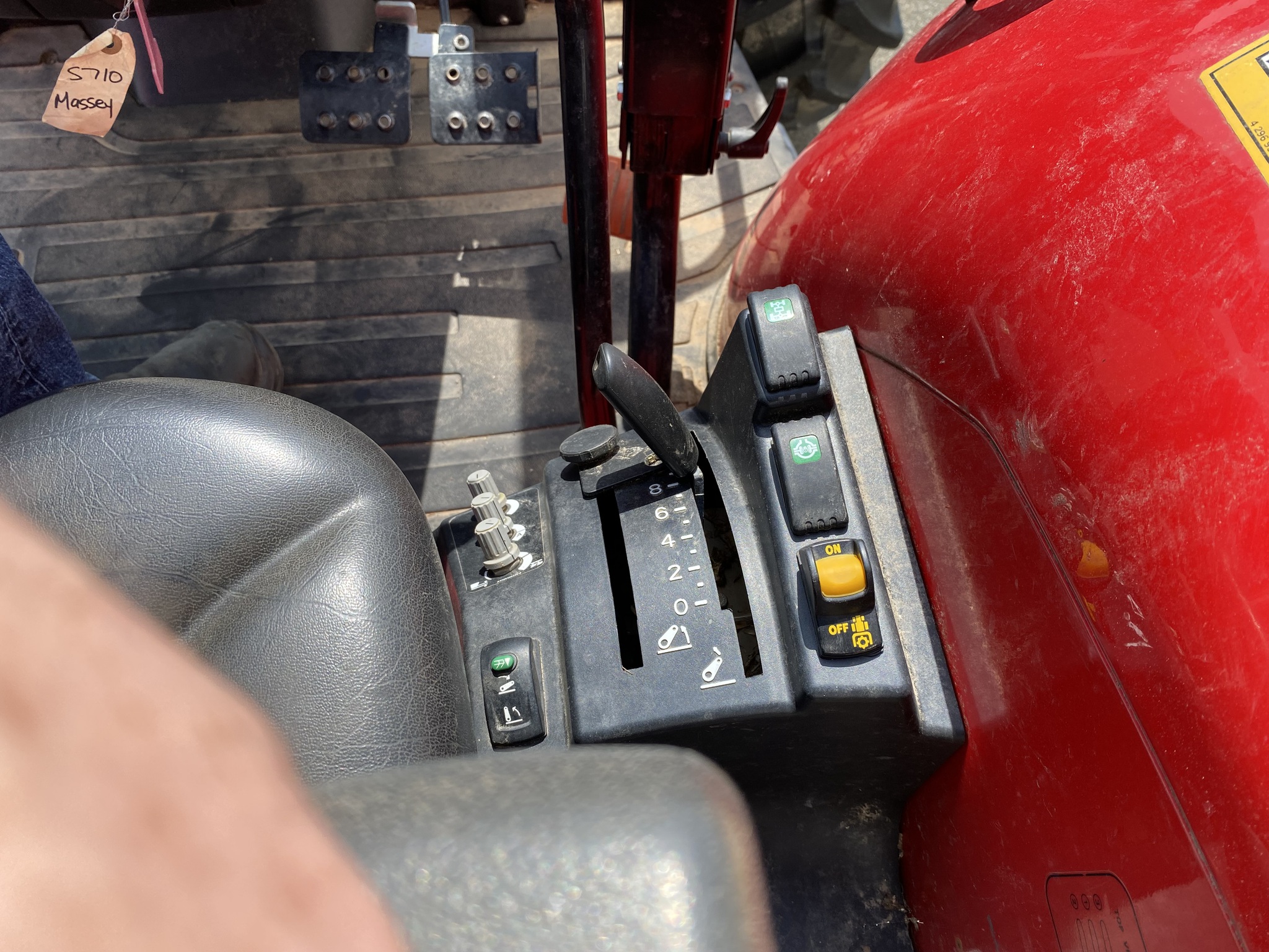 2022 Massey Ferguson 5710 Image 15