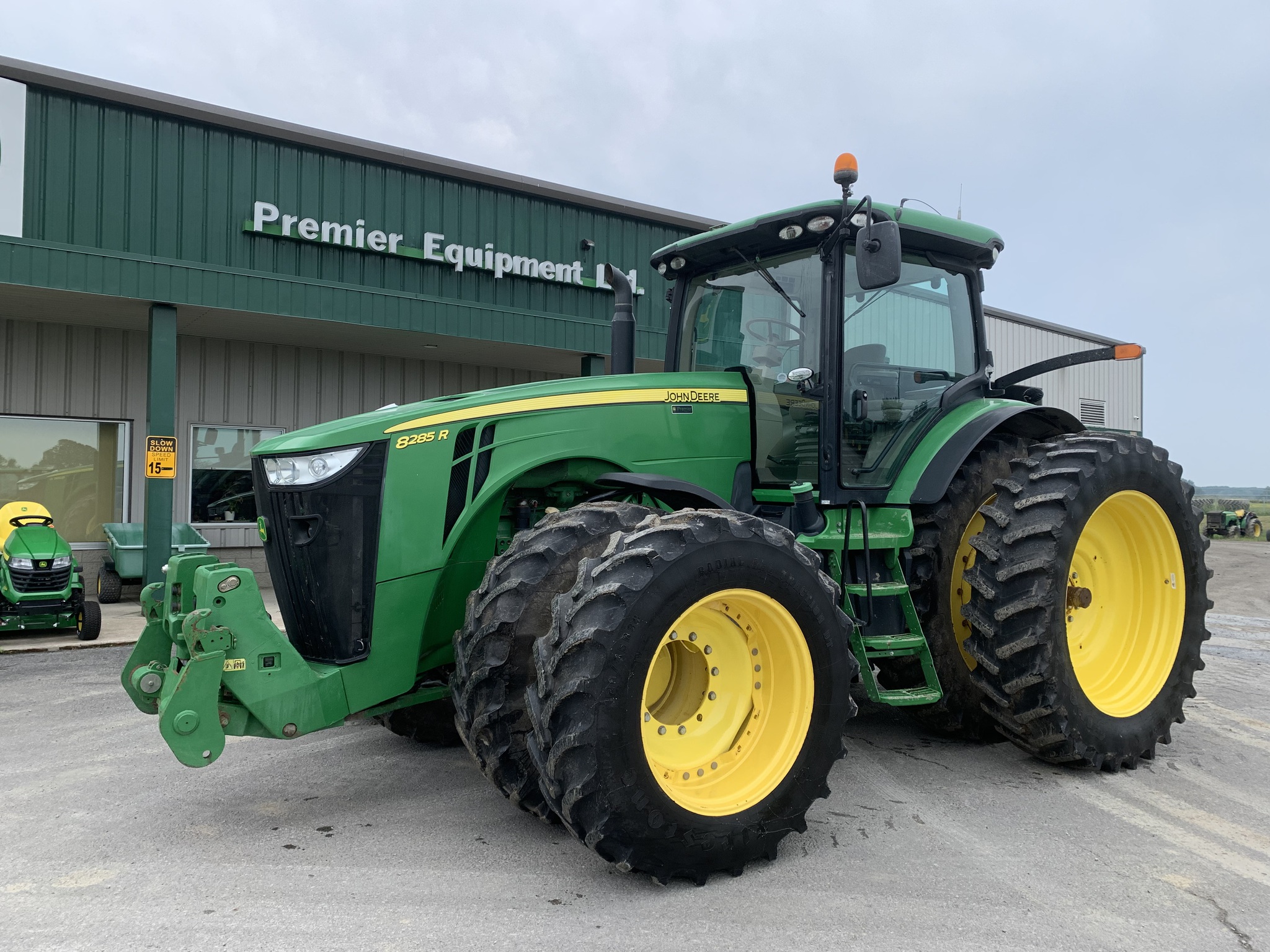 2012 John Deere 8285R Image 2