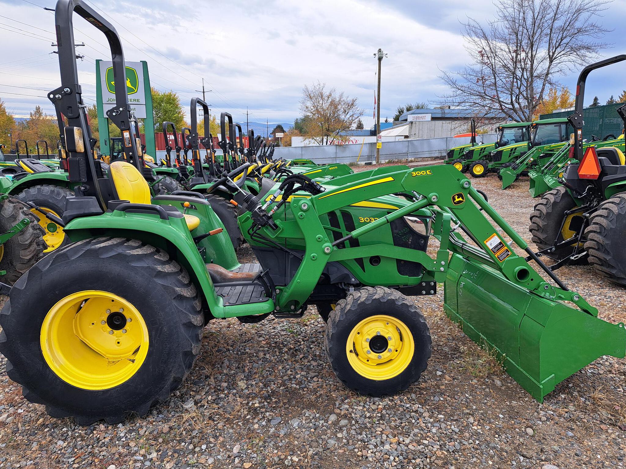 2022 John Deere 3032E Image 1