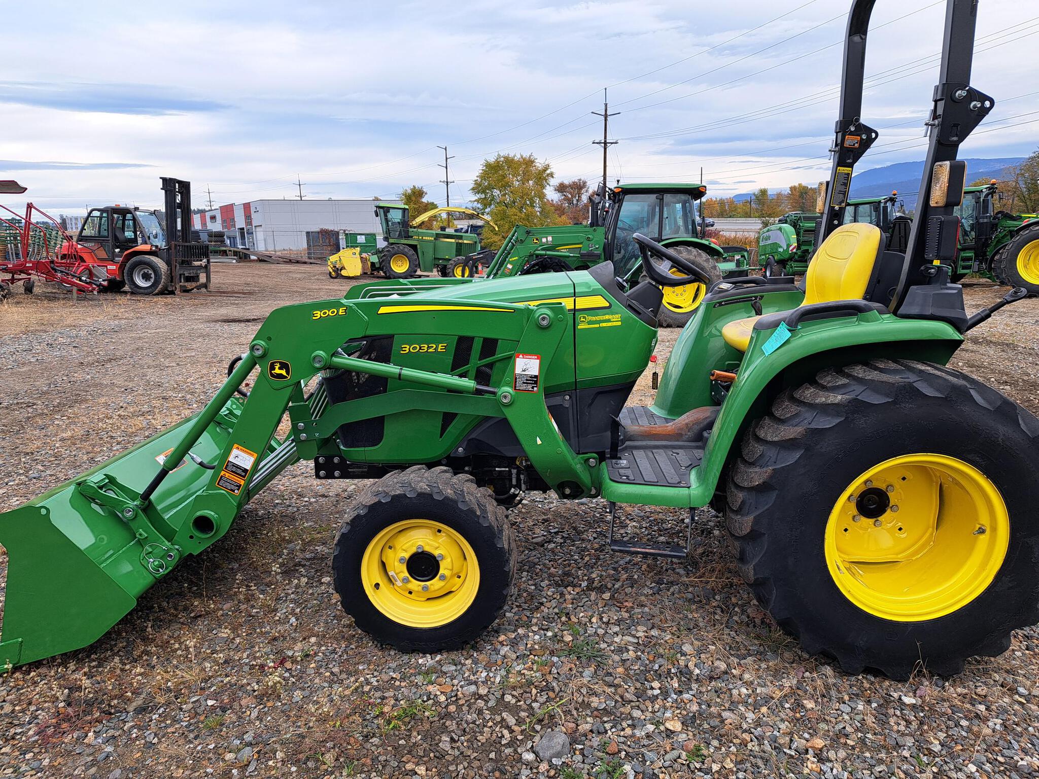 2022 John Deere 3032E Image 2