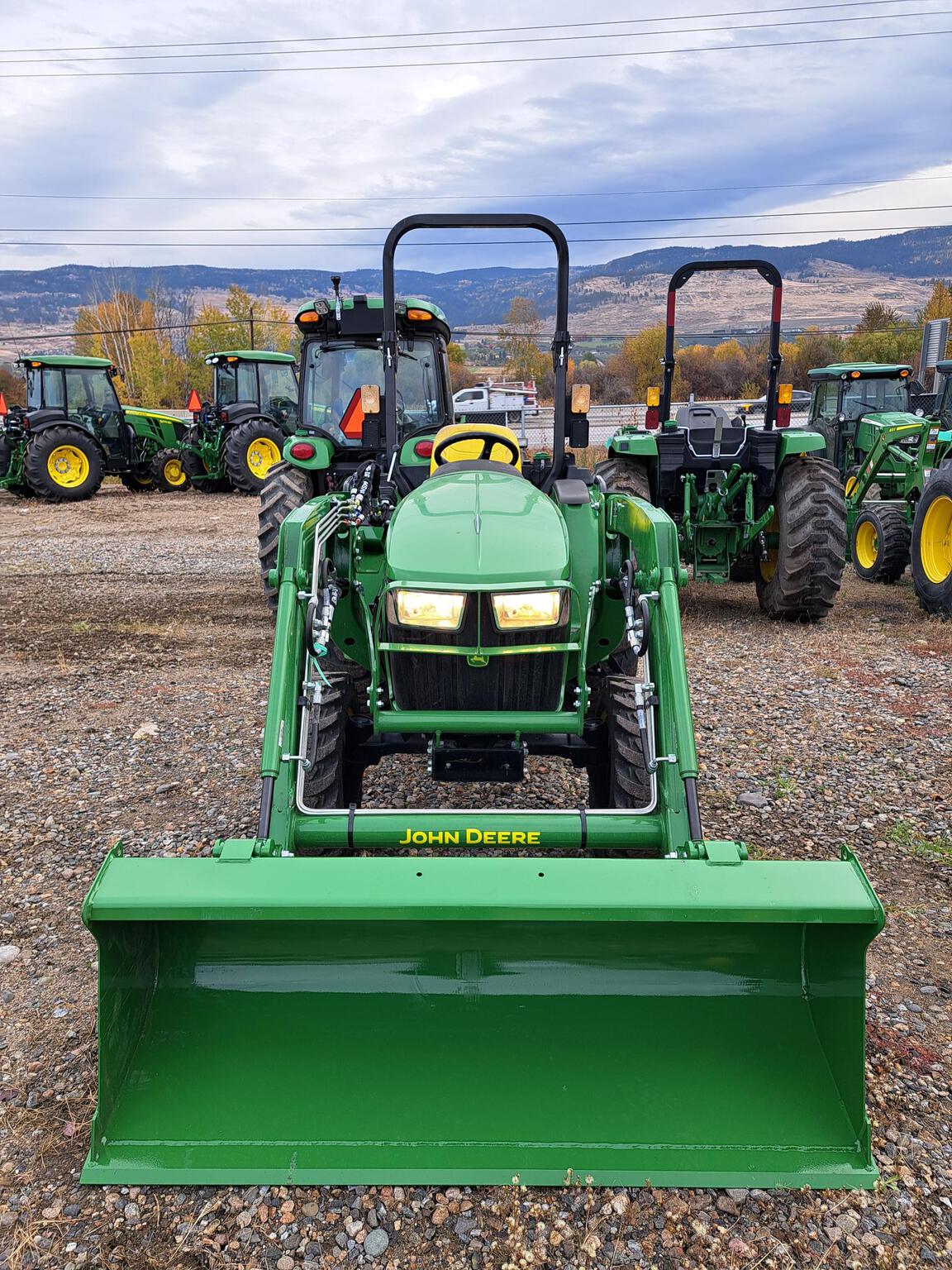 2022 John Deere 3032E Image 3