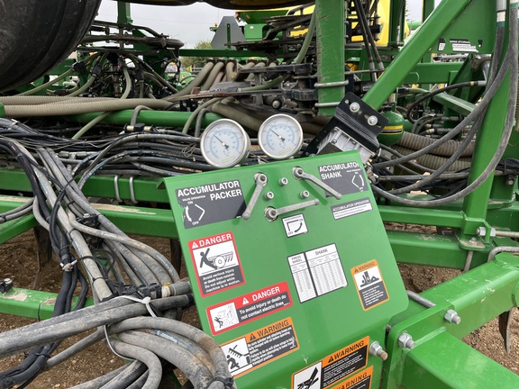 Used 2014 John Deere 1870 Air Drills and Seeders at Horizon Ag & Turf in High Prairie, AB - Photo10