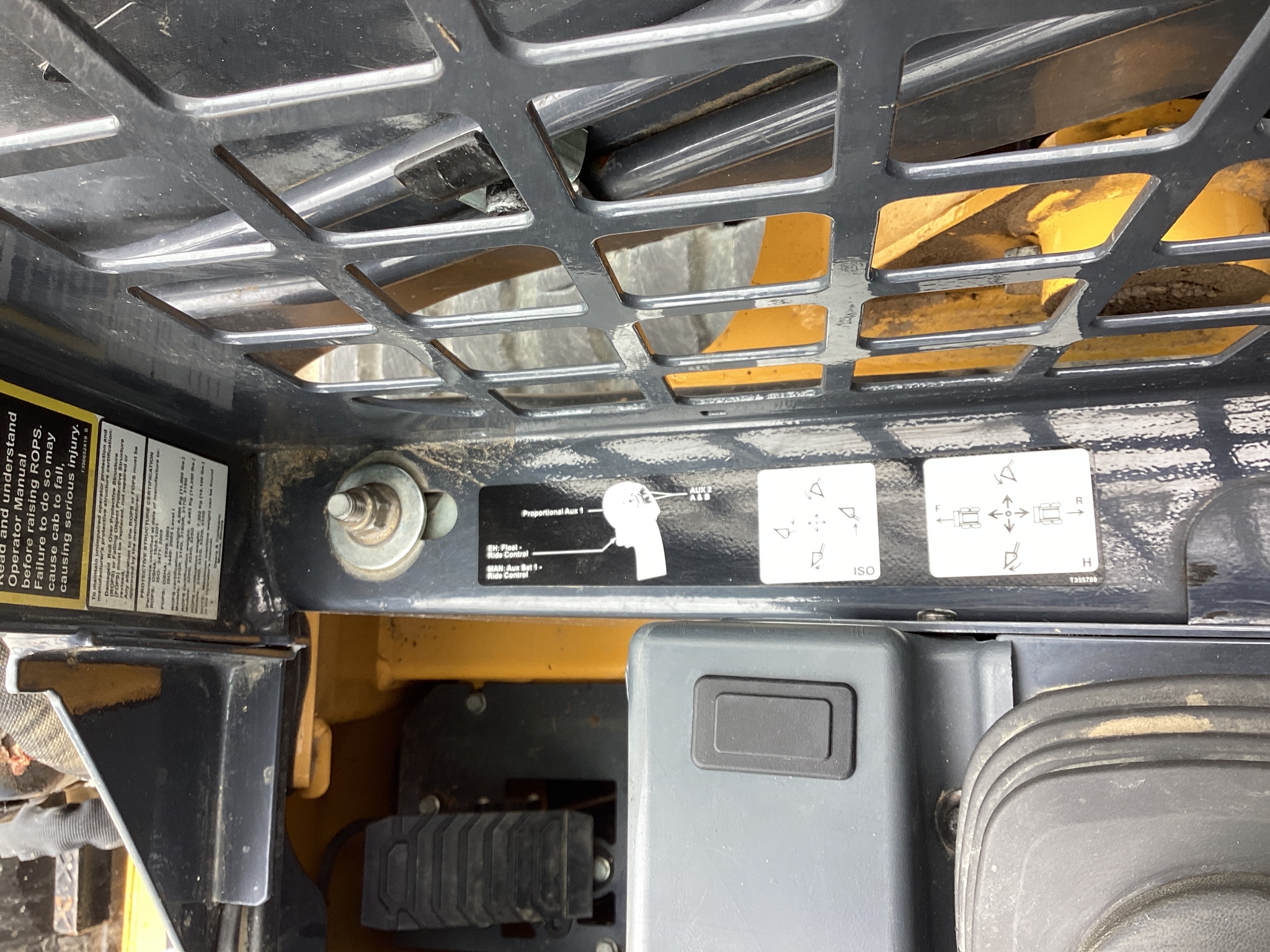 2023 John Deere 317G Image 12