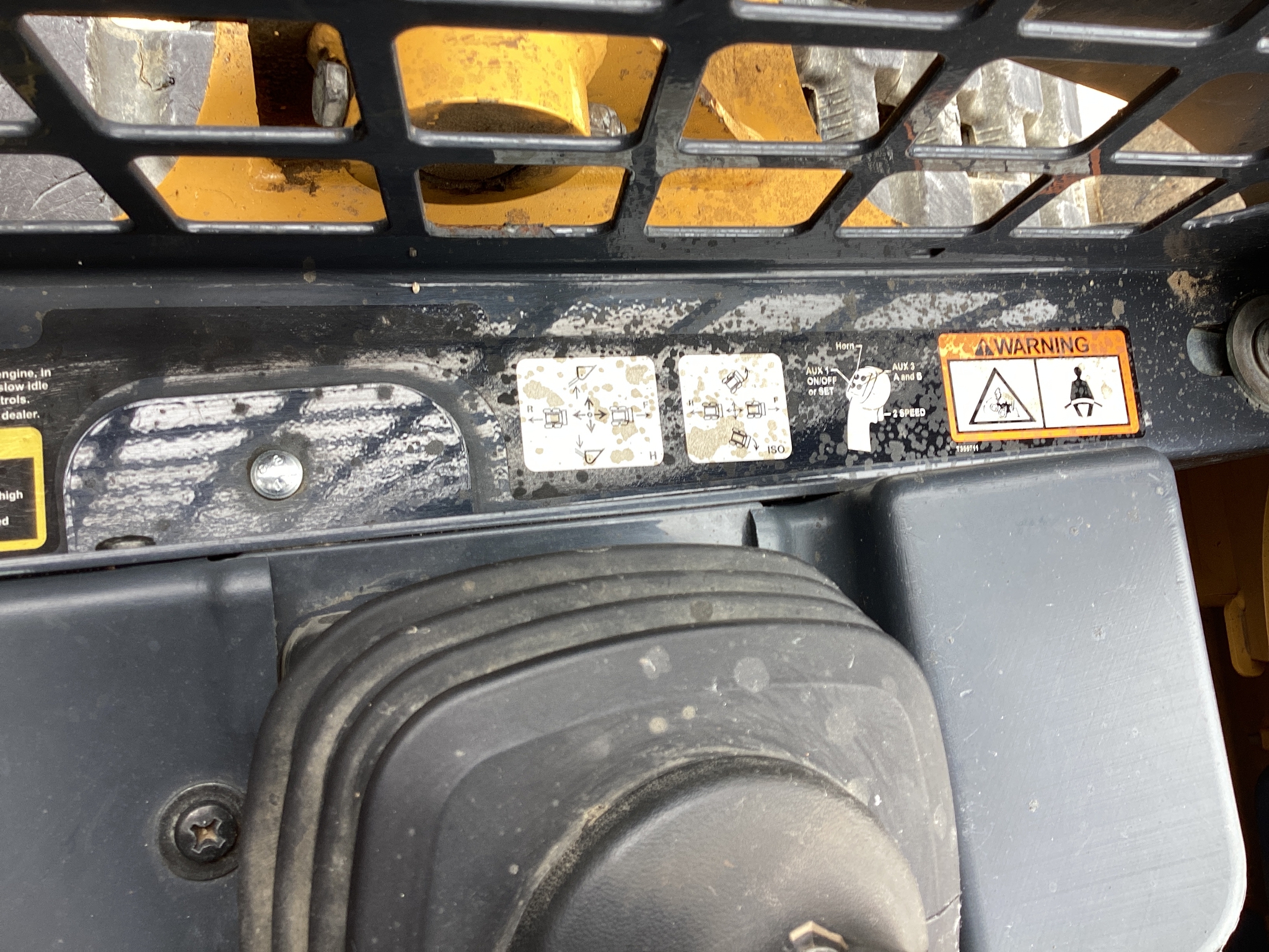 2023 John Deere 317G Image 10
