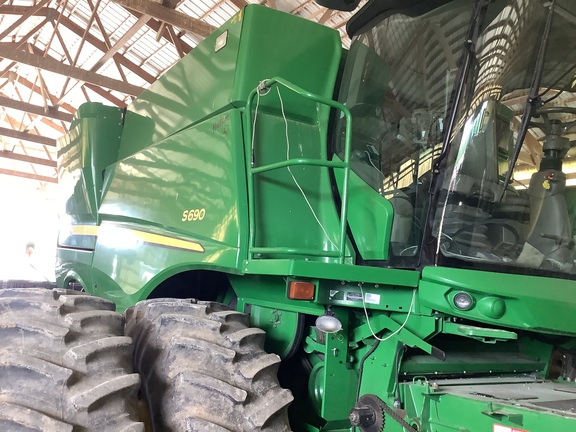 Photo of 2017 John Deere S690