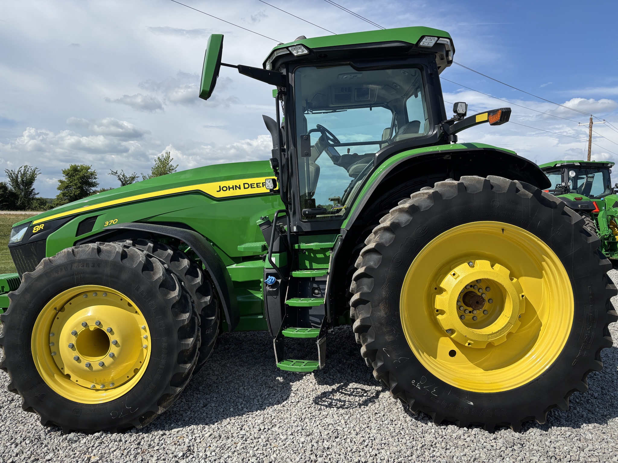 2020 John Deere 8R 370 Image 2