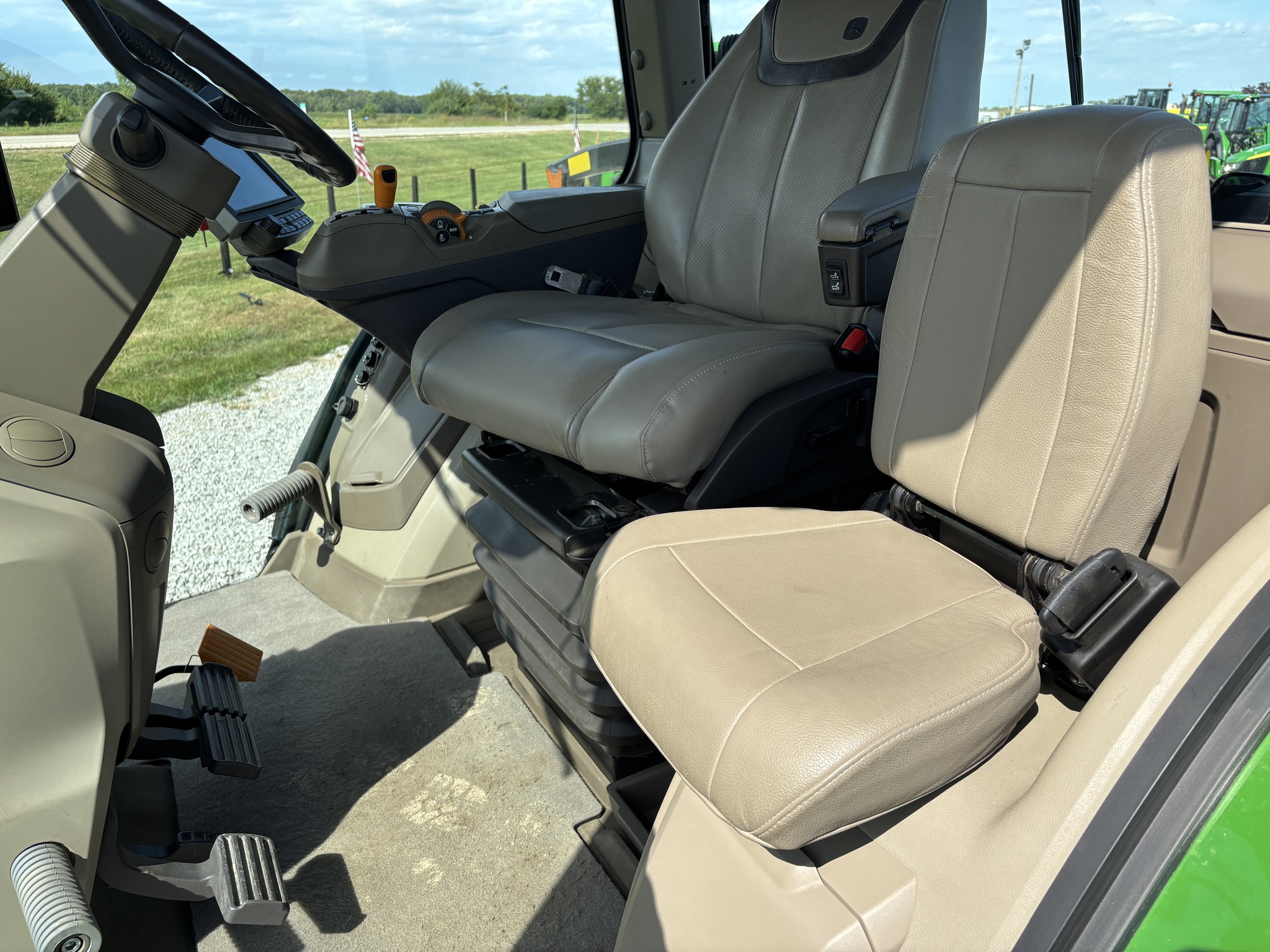 2020 John Deere 8R 370 Image 14