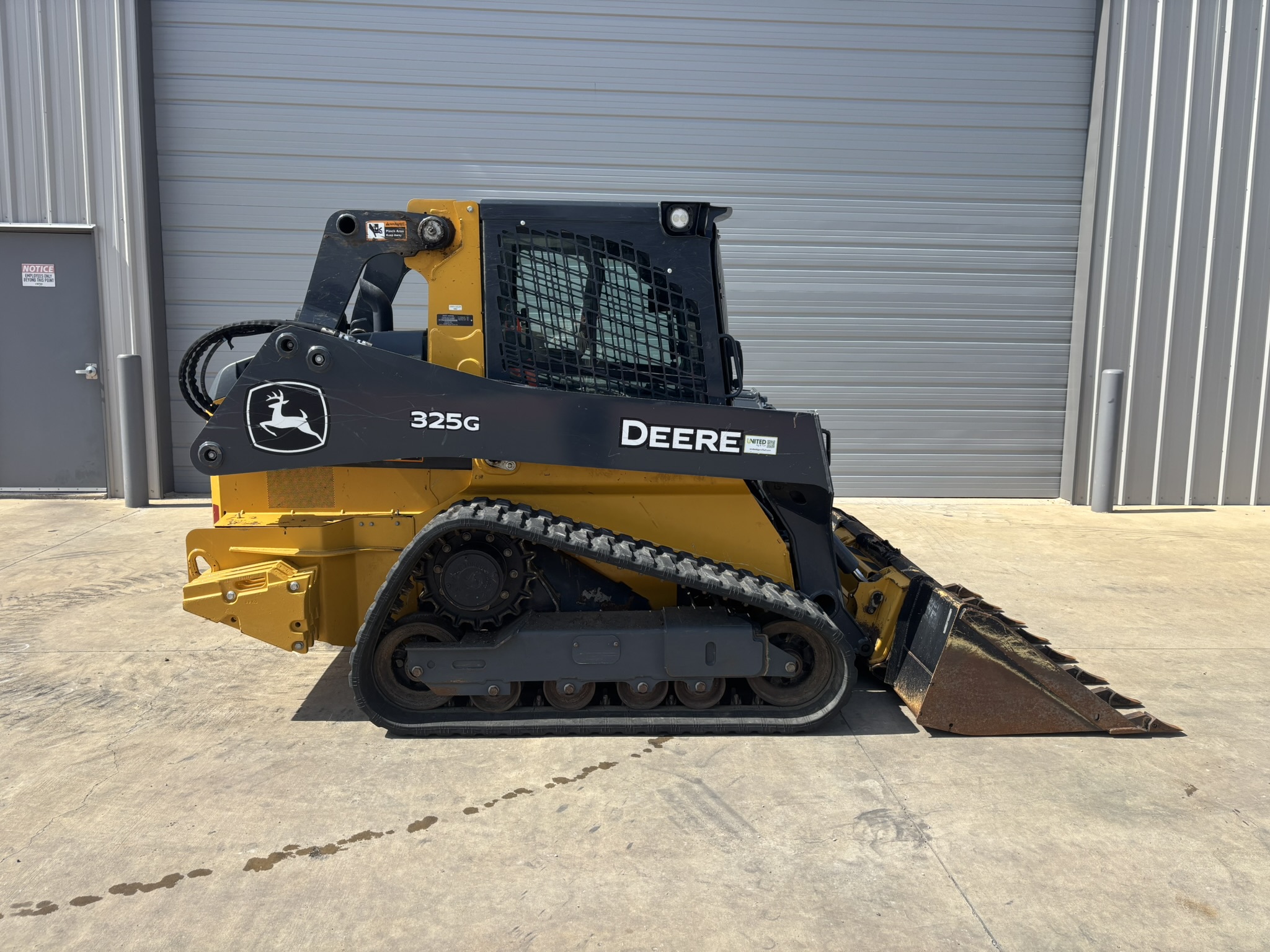 2023 John Deere 325G Image 4