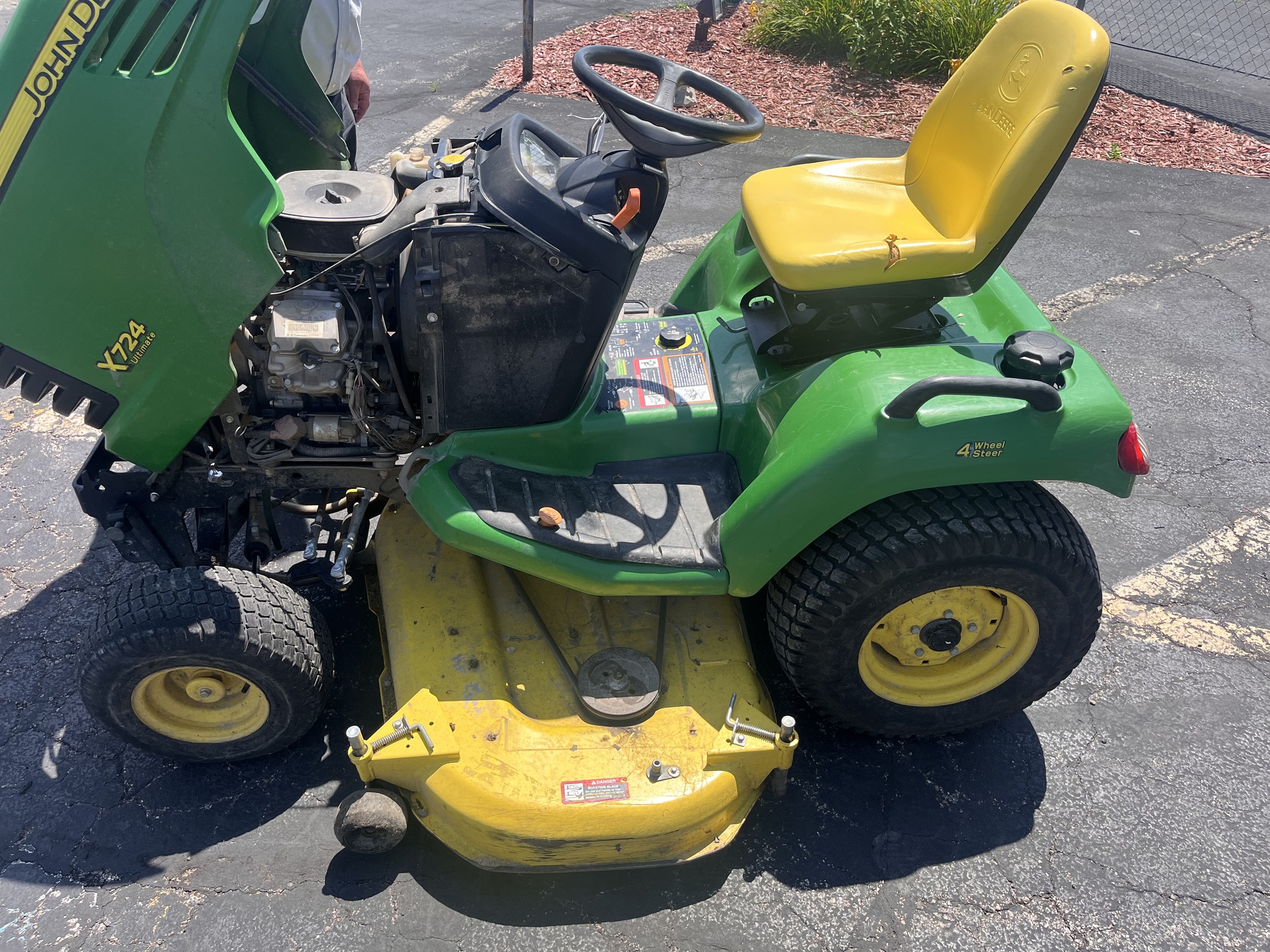 2012 John Deere X724 Image 4