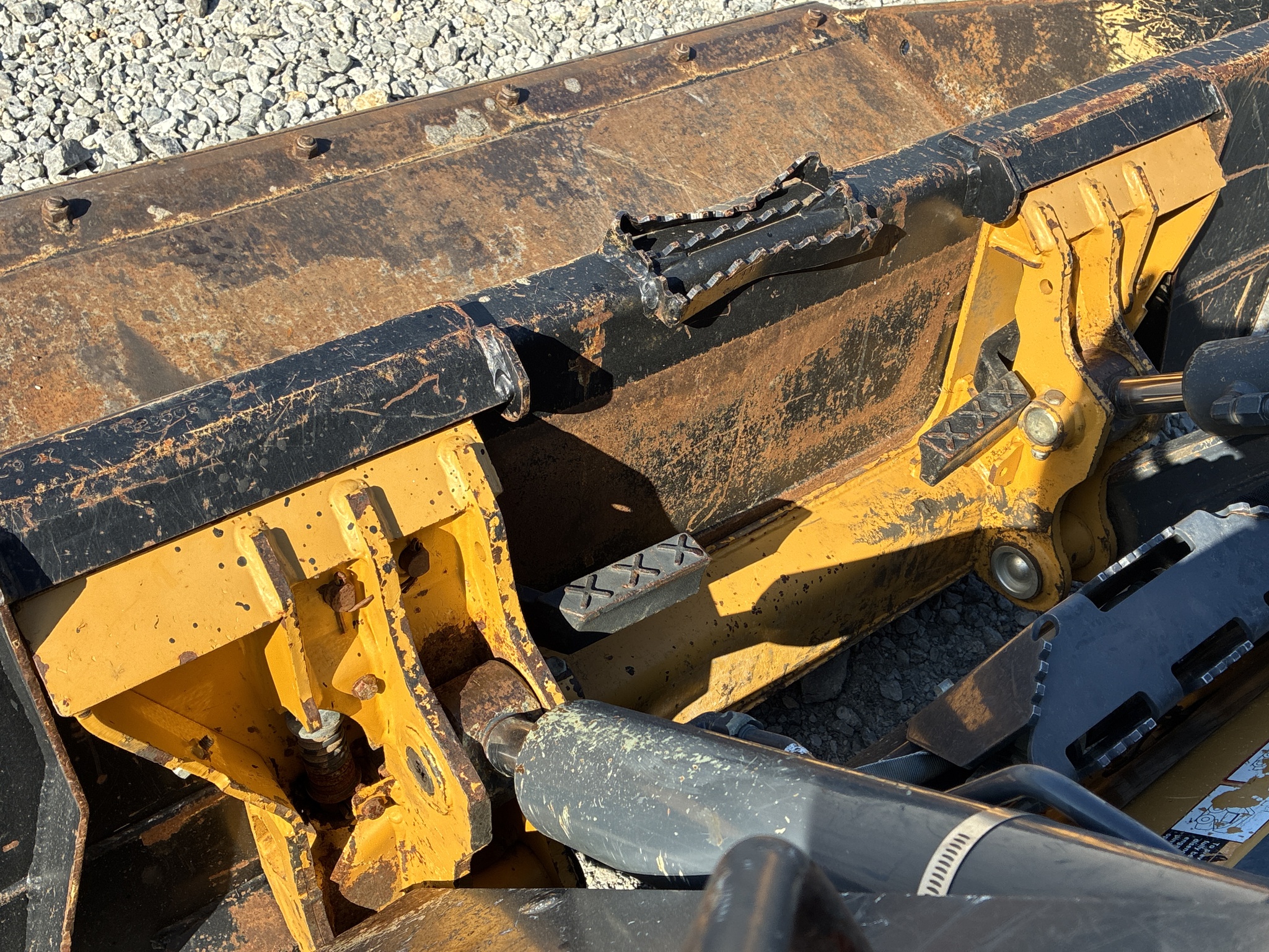 2019 John Deere 317G Image 10