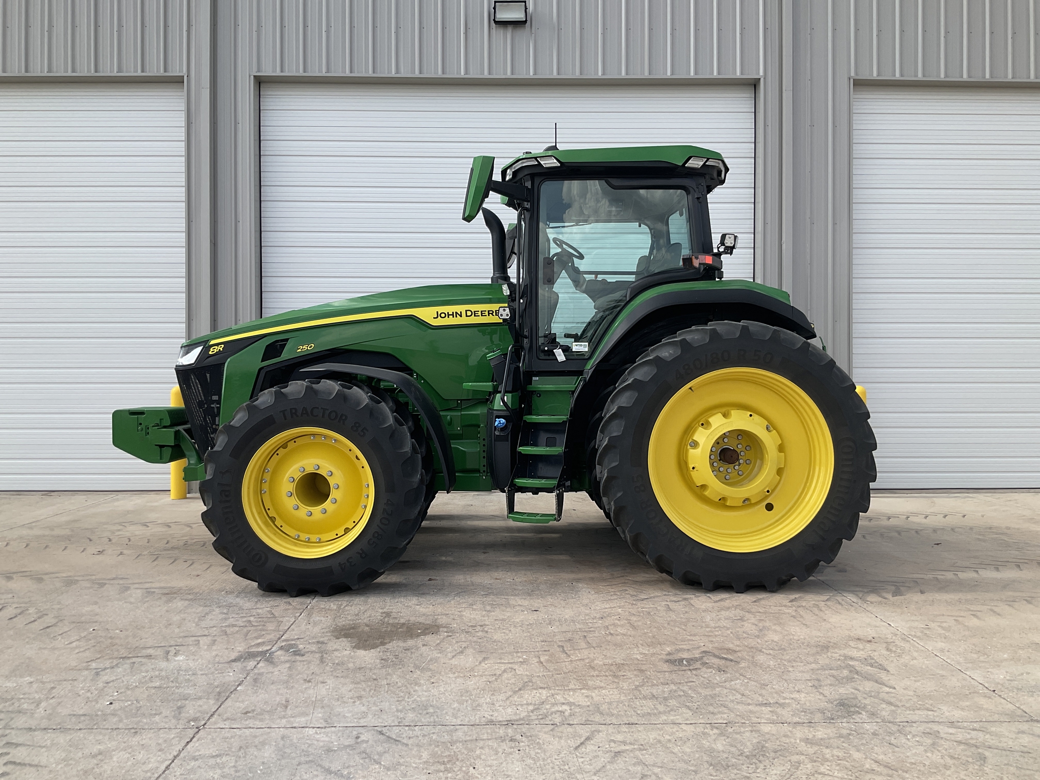 2024 John Deere 8R 250 Image 2