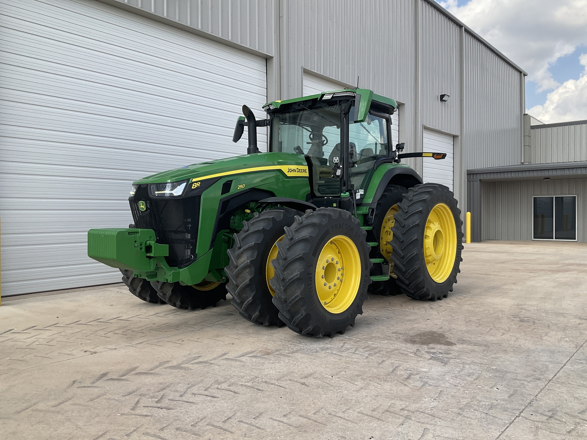 2024 John Deere 8R 250 Image 3
