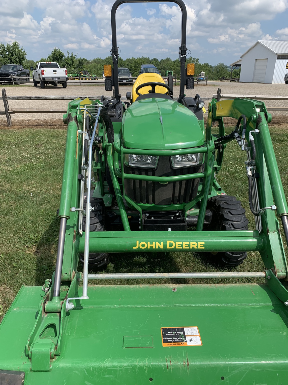 2022 John Deere 2032R Image 2
