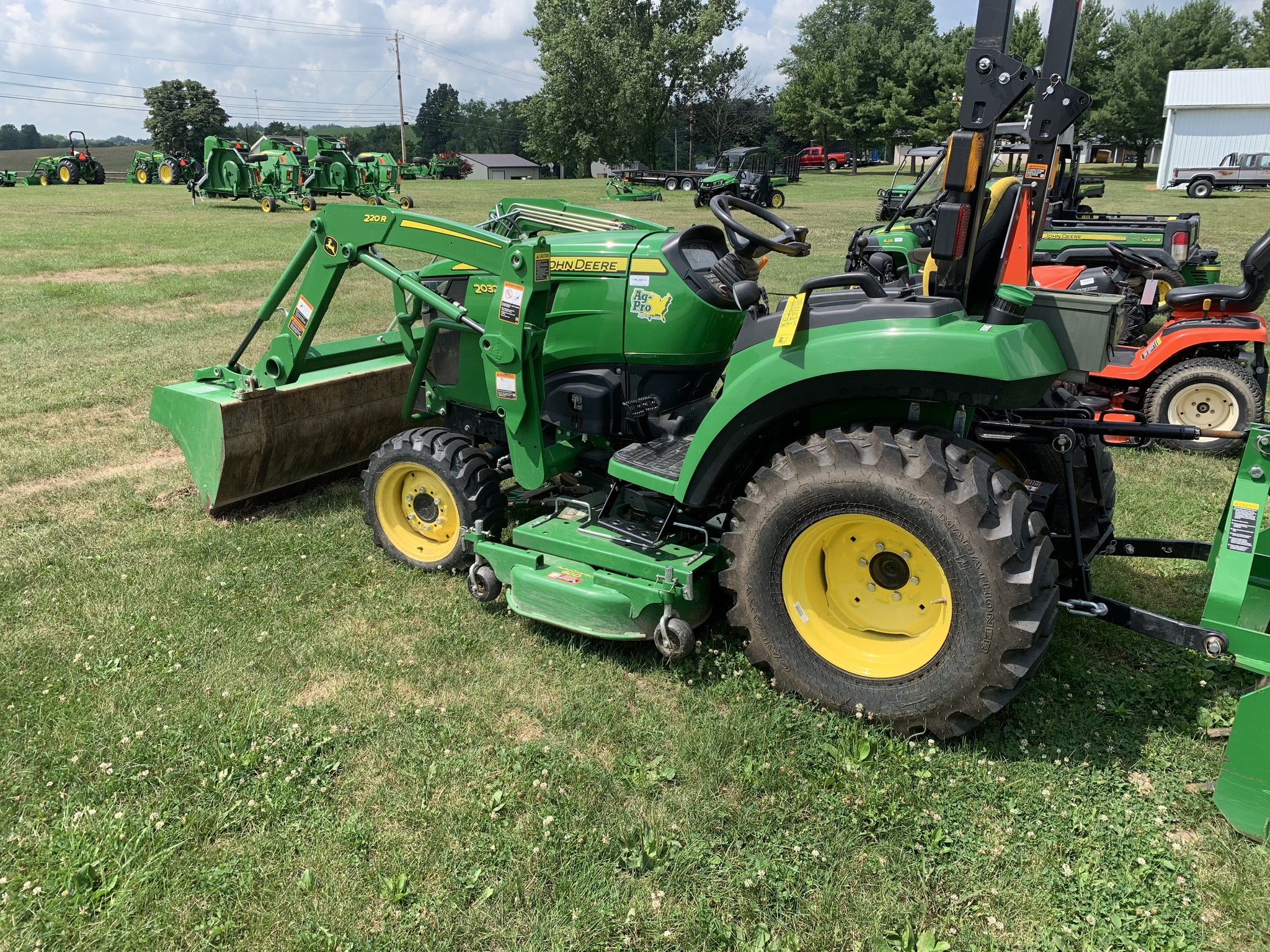 2022 John Deere 2032R Image 1