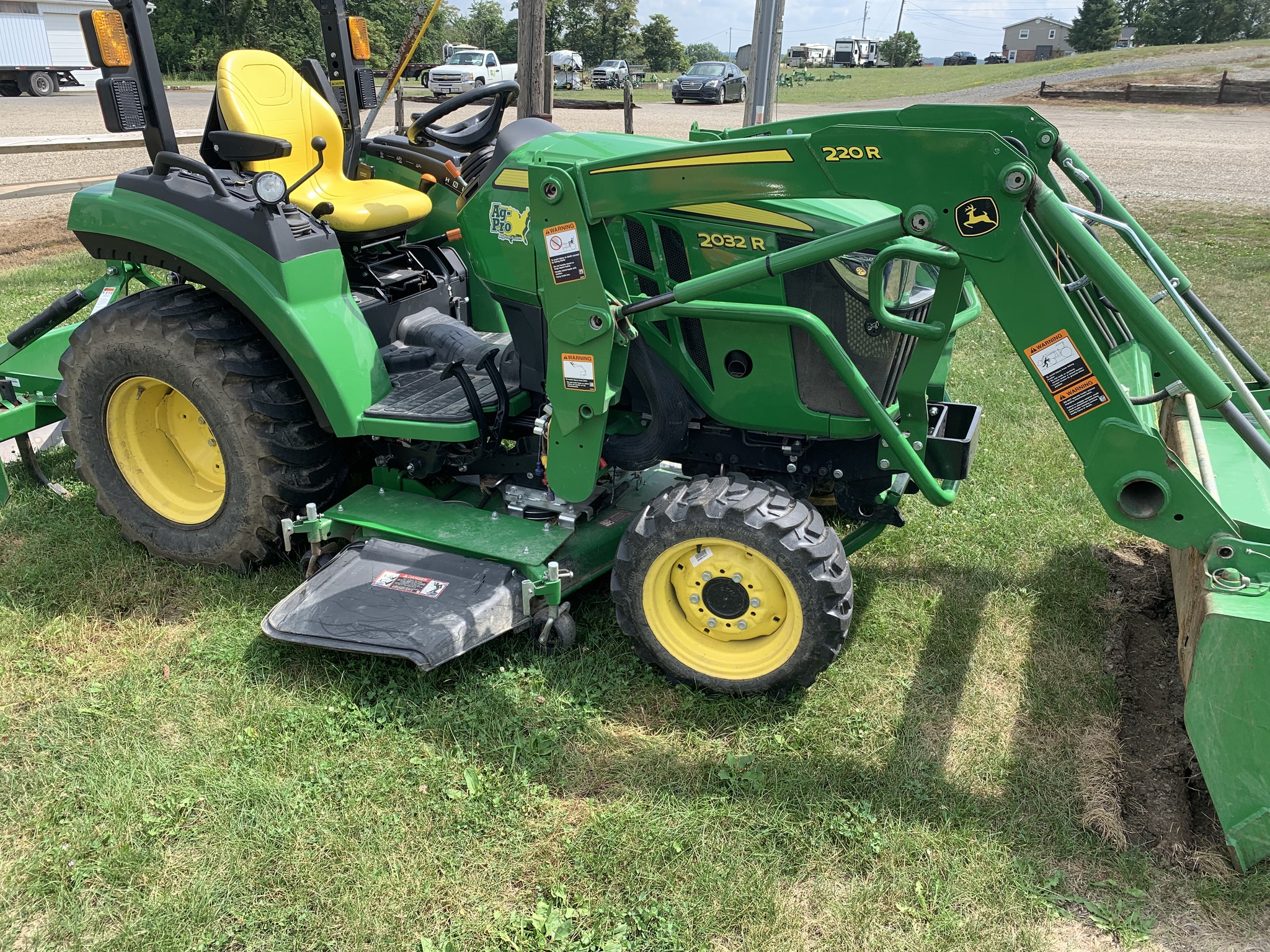 2022 John Deere 2032R Image 3