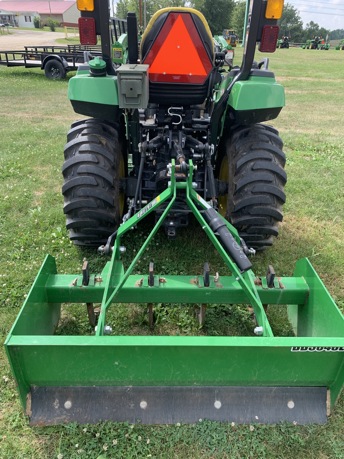 2022 John Deere 2032R Image 4