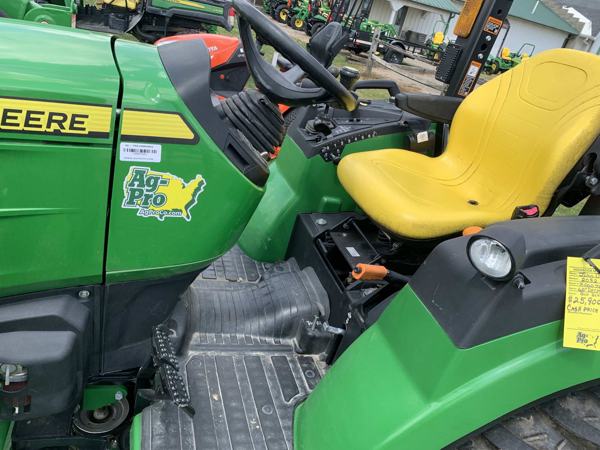 2022 John Deere 2032R Image 5