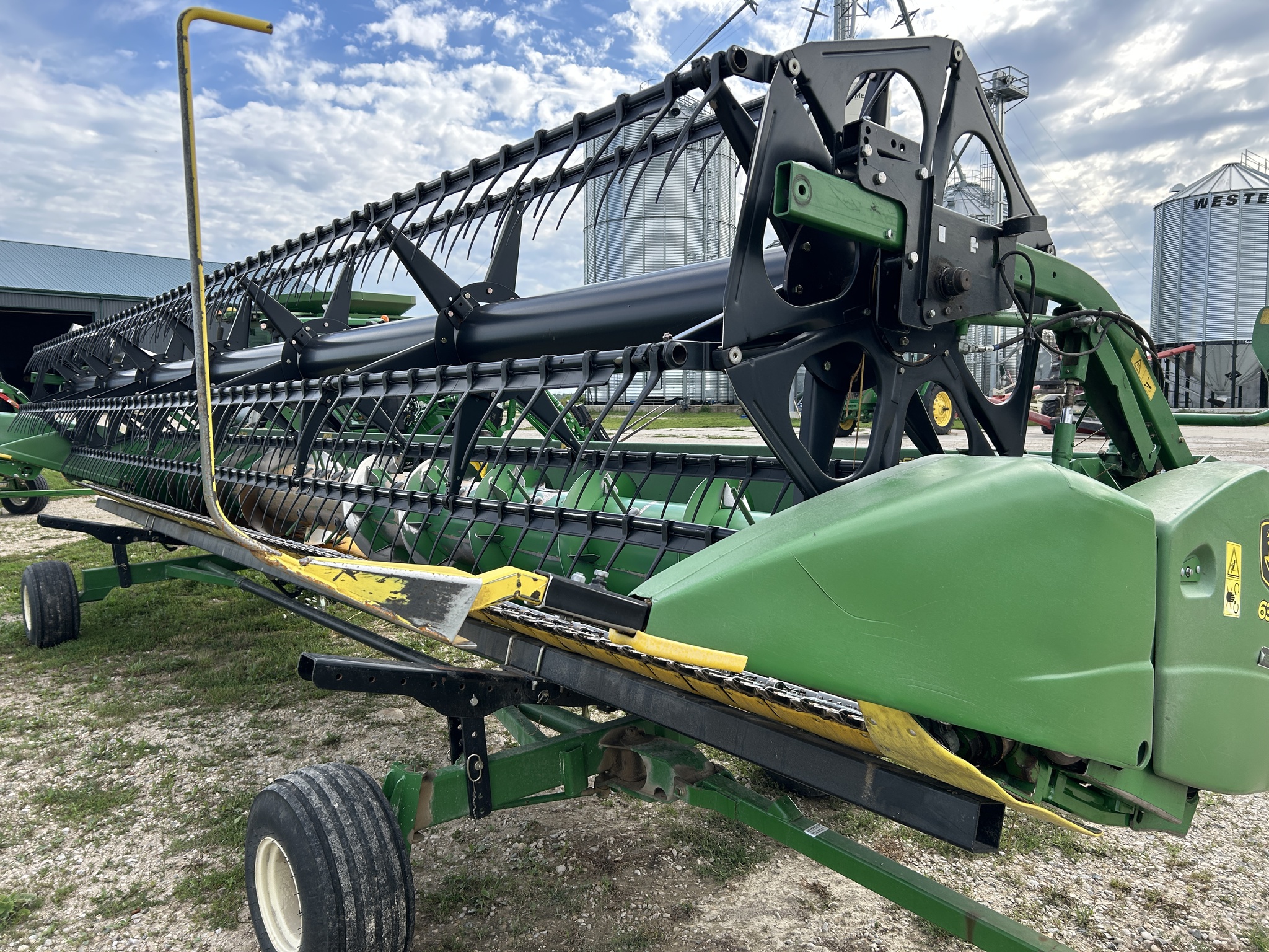 2011 John Deere 630F Image 9