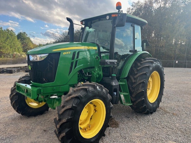 2018 John Deere 6105E
