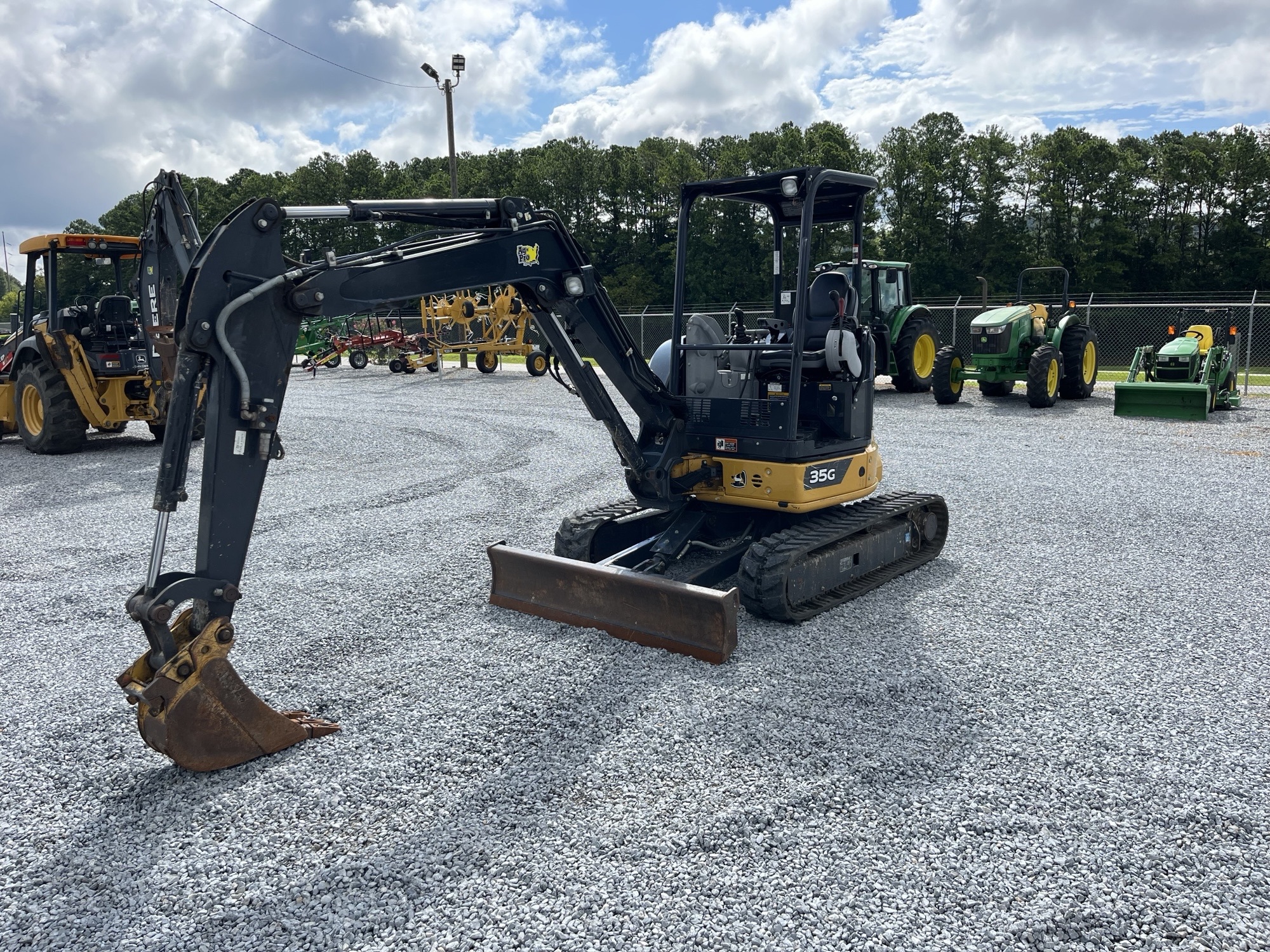 2022 John Deere 35G Image 2