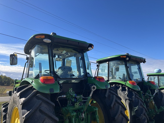 Photo of 2022 John Deere 6105E
