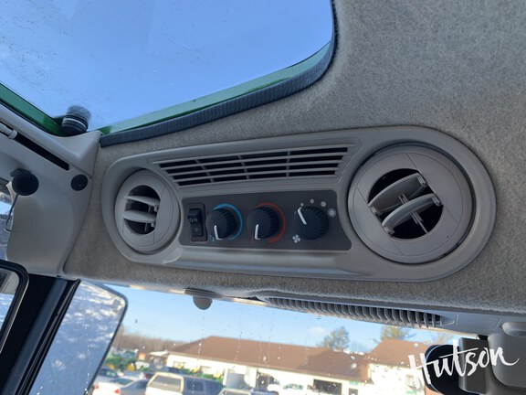 Photo of 2022 John Deere 6105E