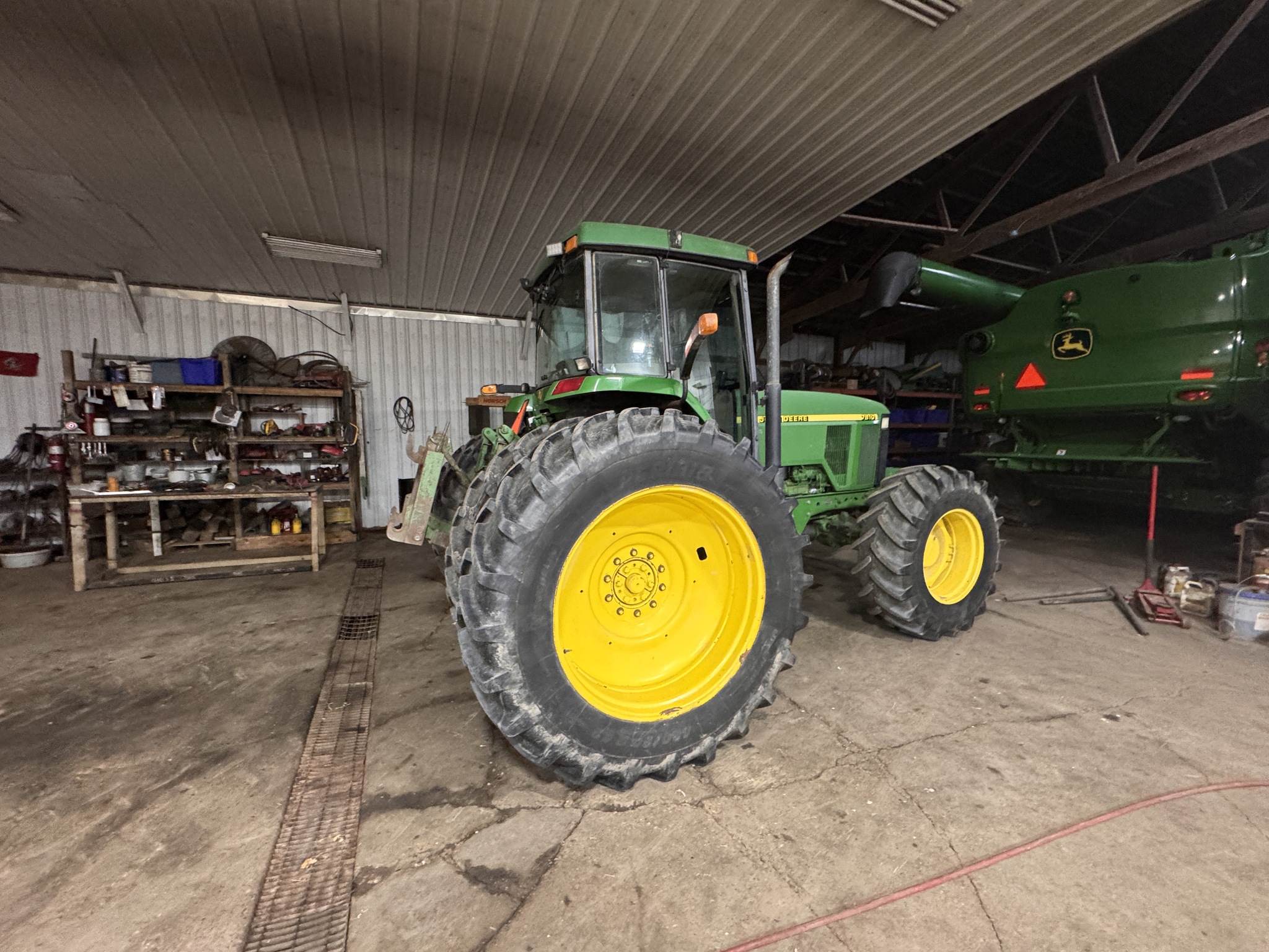 2001 John Deere 7810 Image 2