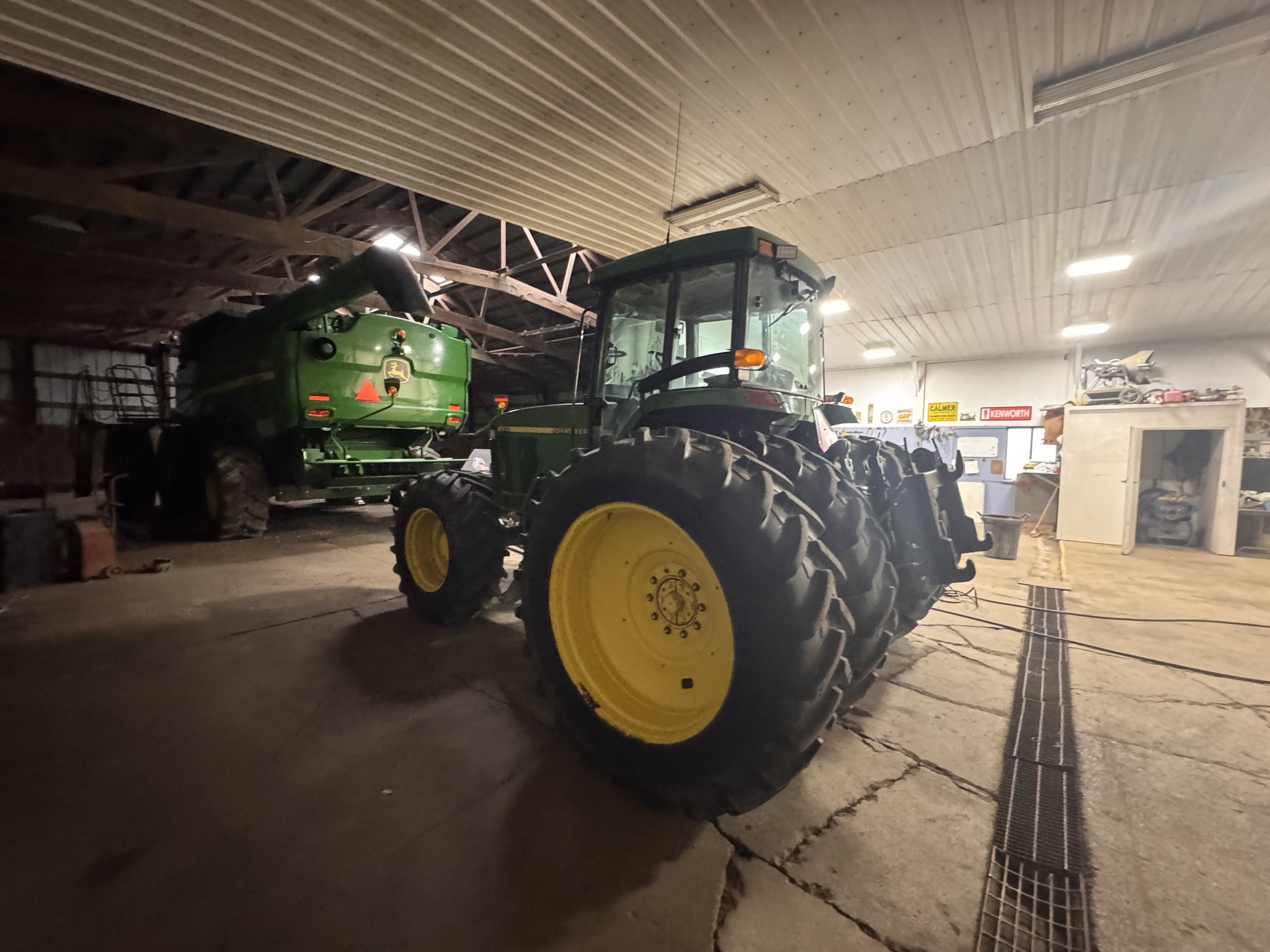 2001 John Deere 7810 Image 3