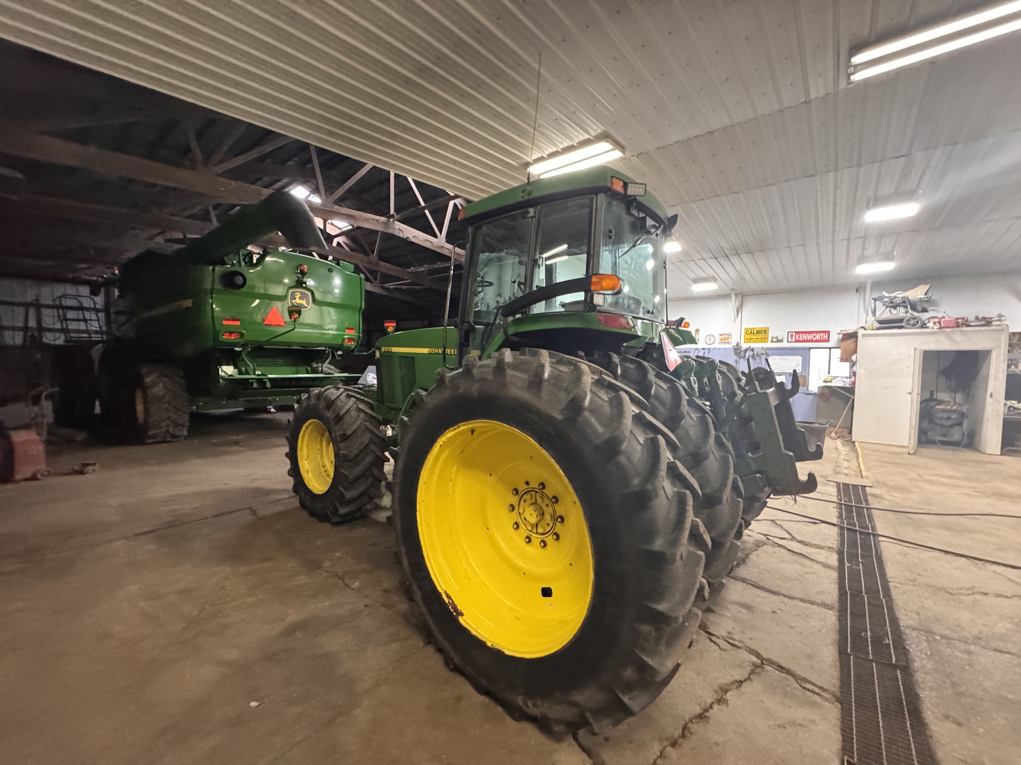 2001 John Deere 7810 Image 8