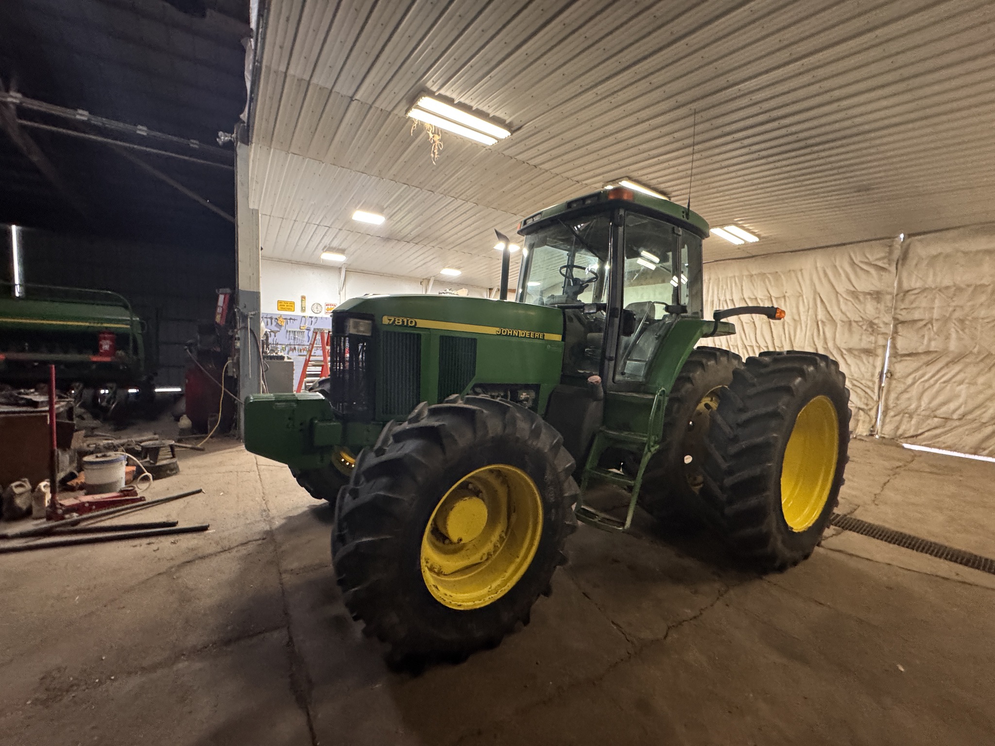 2001 John Deere 7810 Image 6