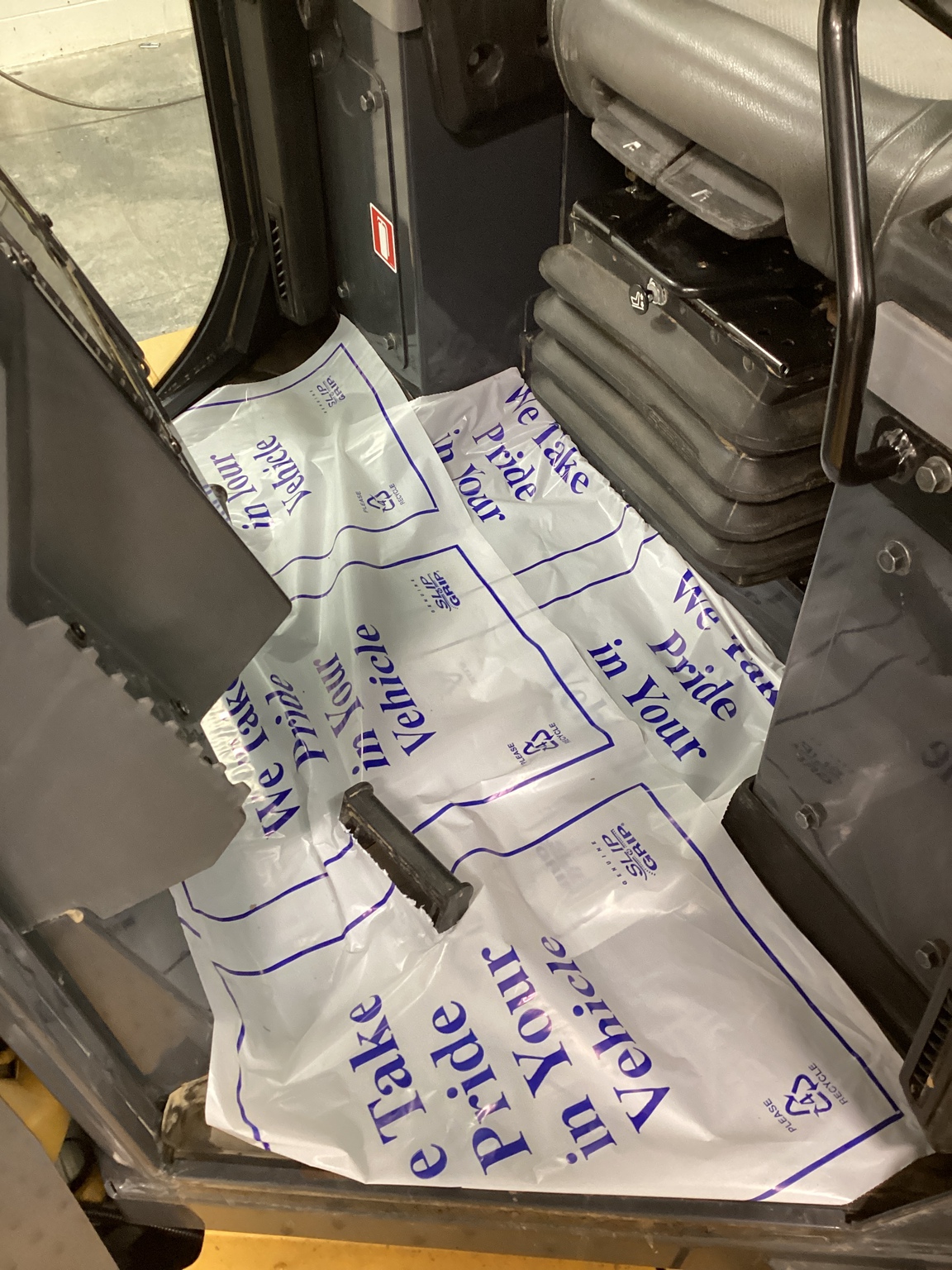 2020 John Deere 700L Image 11