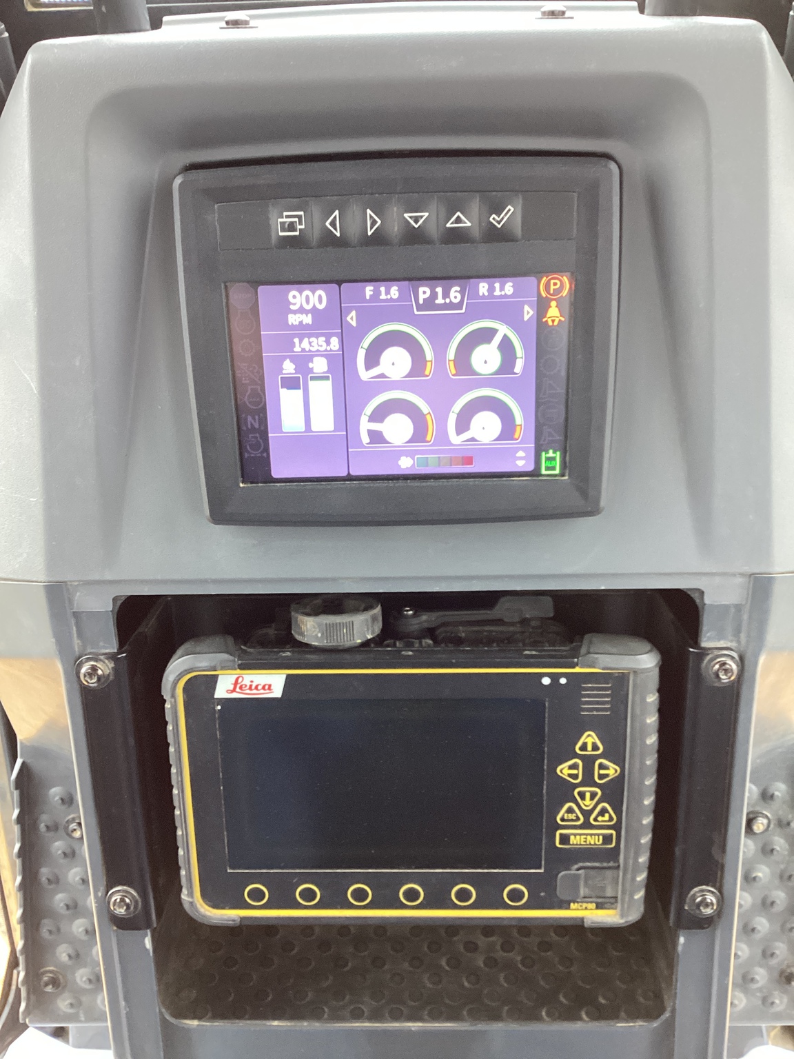 2020 John Deere 700L Image 13