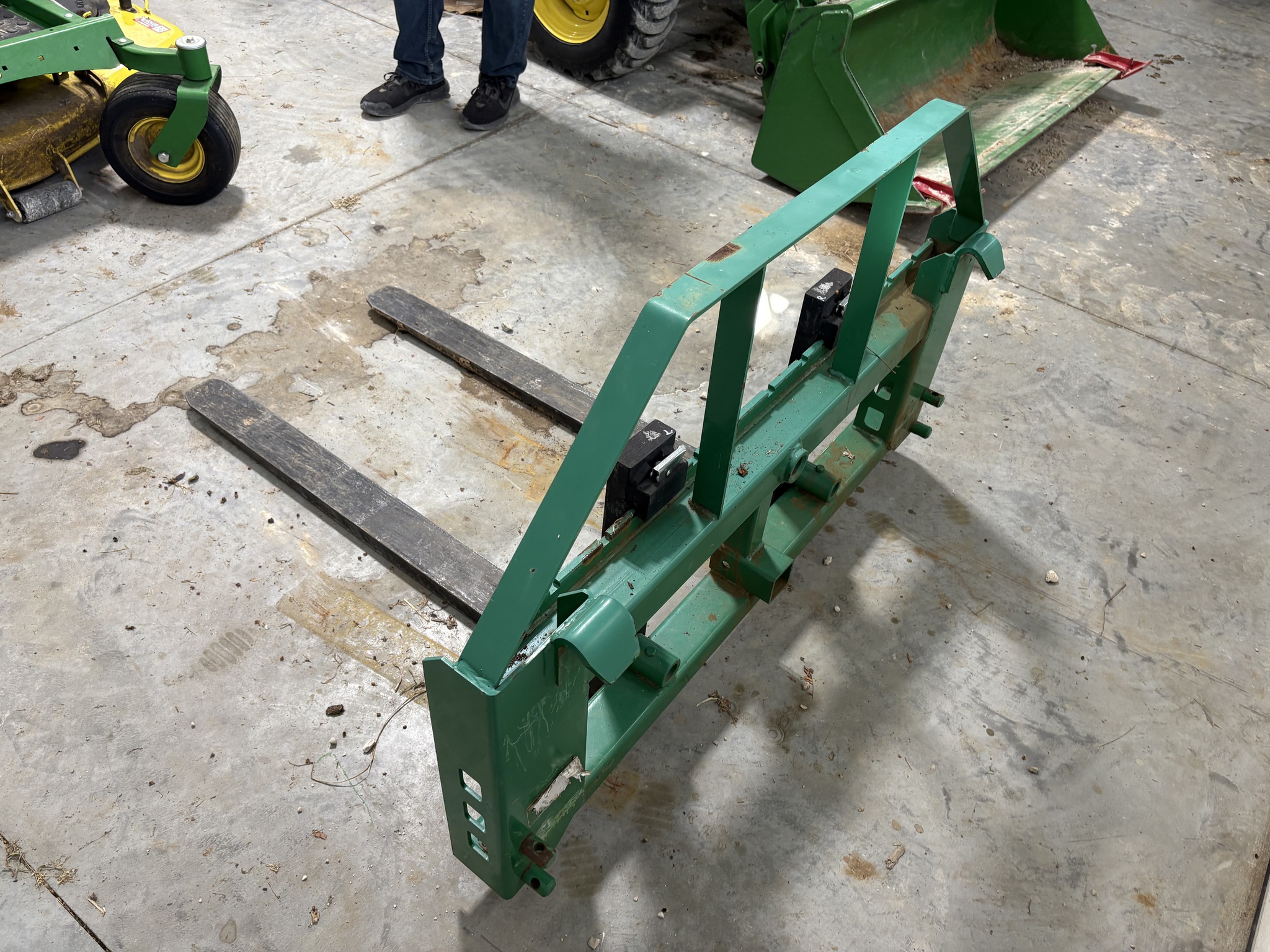  2019 John Deere 3033R at Heritage Tractor in Geneseo, IL