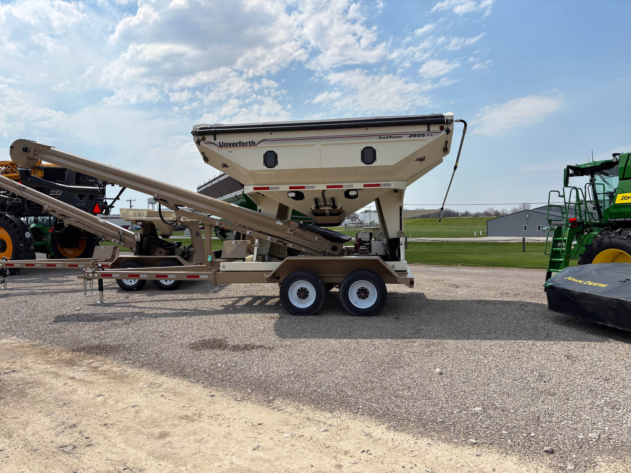 Used -- Unverferth 3955XL Seed Tenders at Koenig Equipment in Anna, OH - PhotoXL1