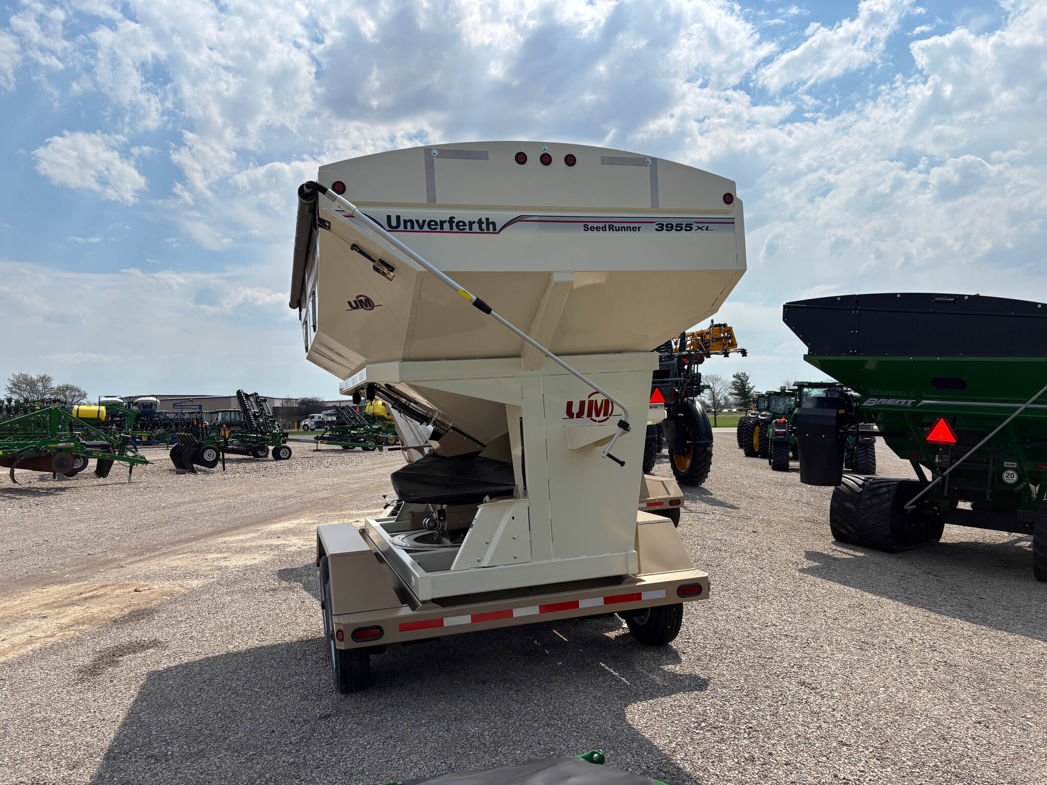 Used -- Unverferth 3955XL Seed Tenders at Koenig Equipment in Anna, OH - PhotoXL2