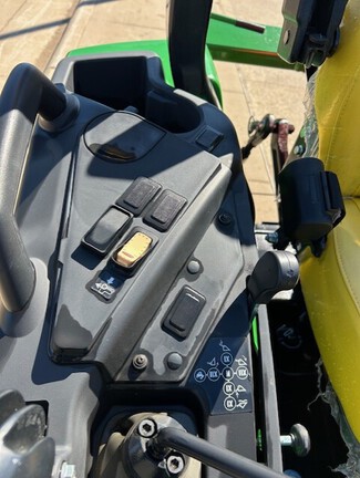 2023 John Deere 2032R (10th thumbnail)