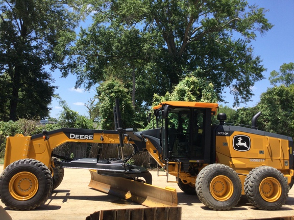Photo of a 2025 John Deere 672G