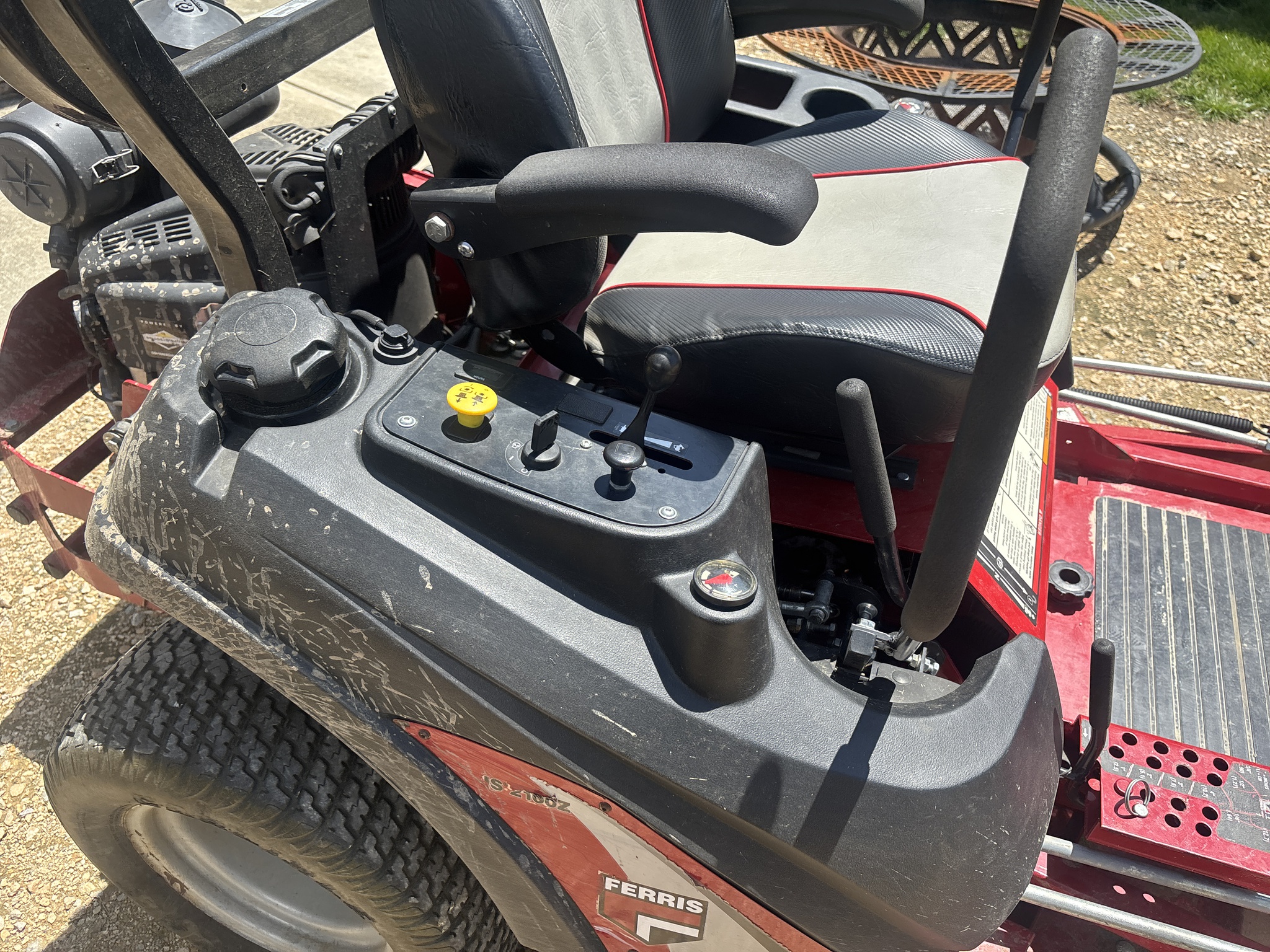 Used 2016 Ferris IS2100Z BV26 Zero Turn Mowers at Koenig Equipment in Tipp City, OH - PhotoXL2