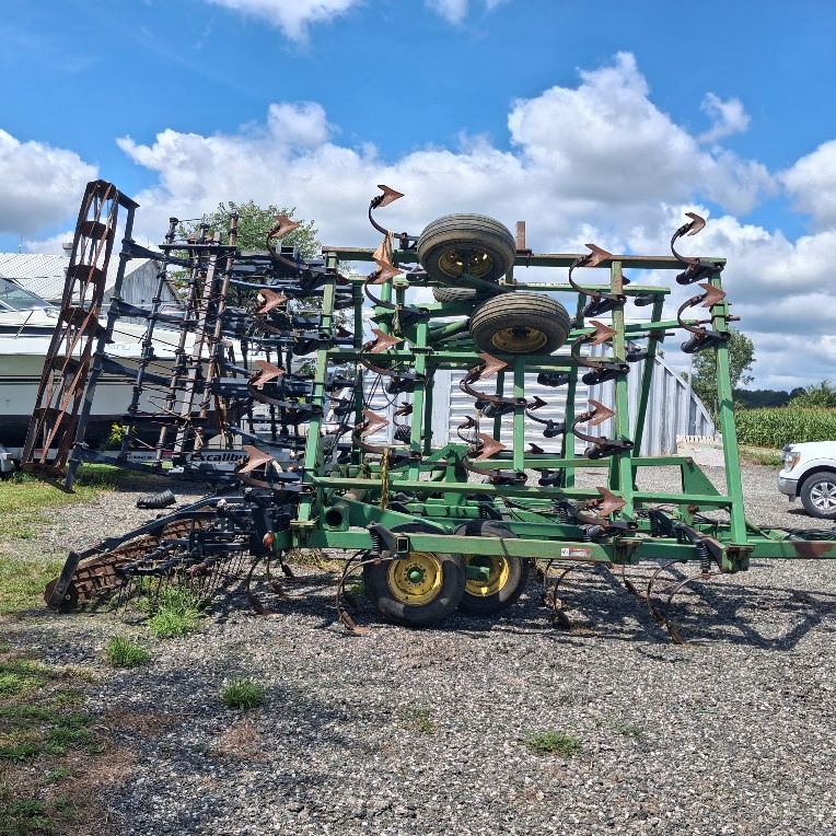 1997 John Deere 980 Field Cultivators