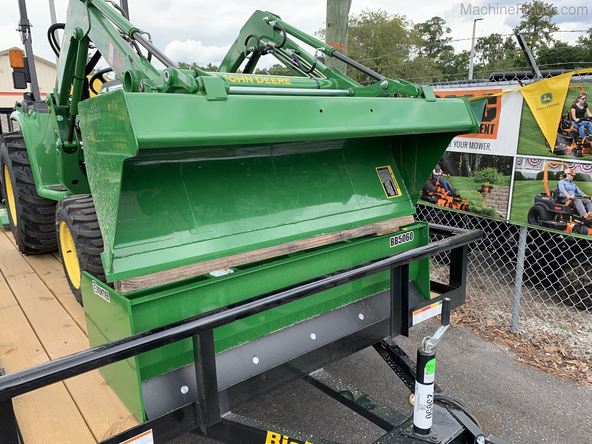 2020 John Deere 3025E Image 3