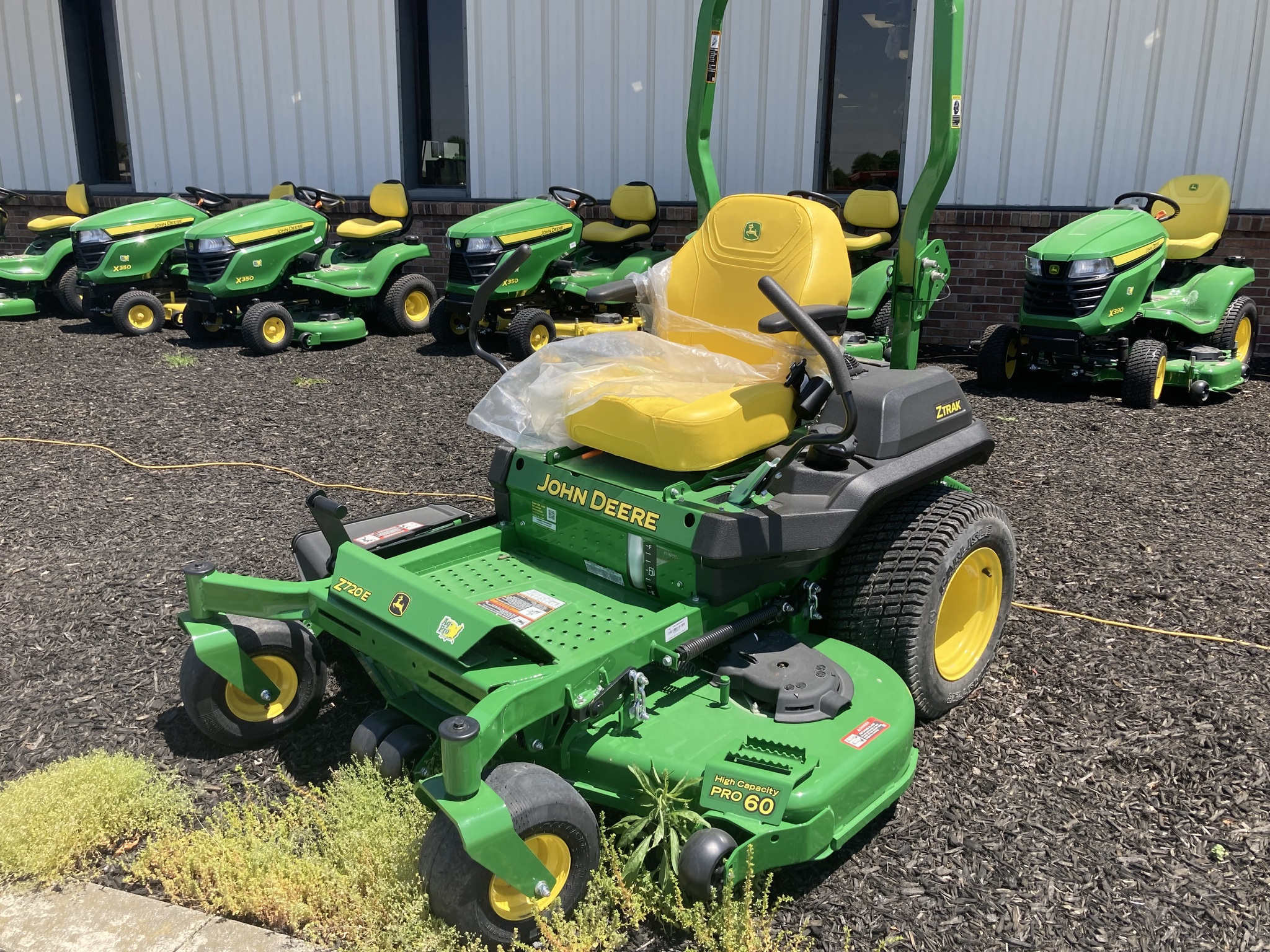 2025 John Deere Z720E Image 2