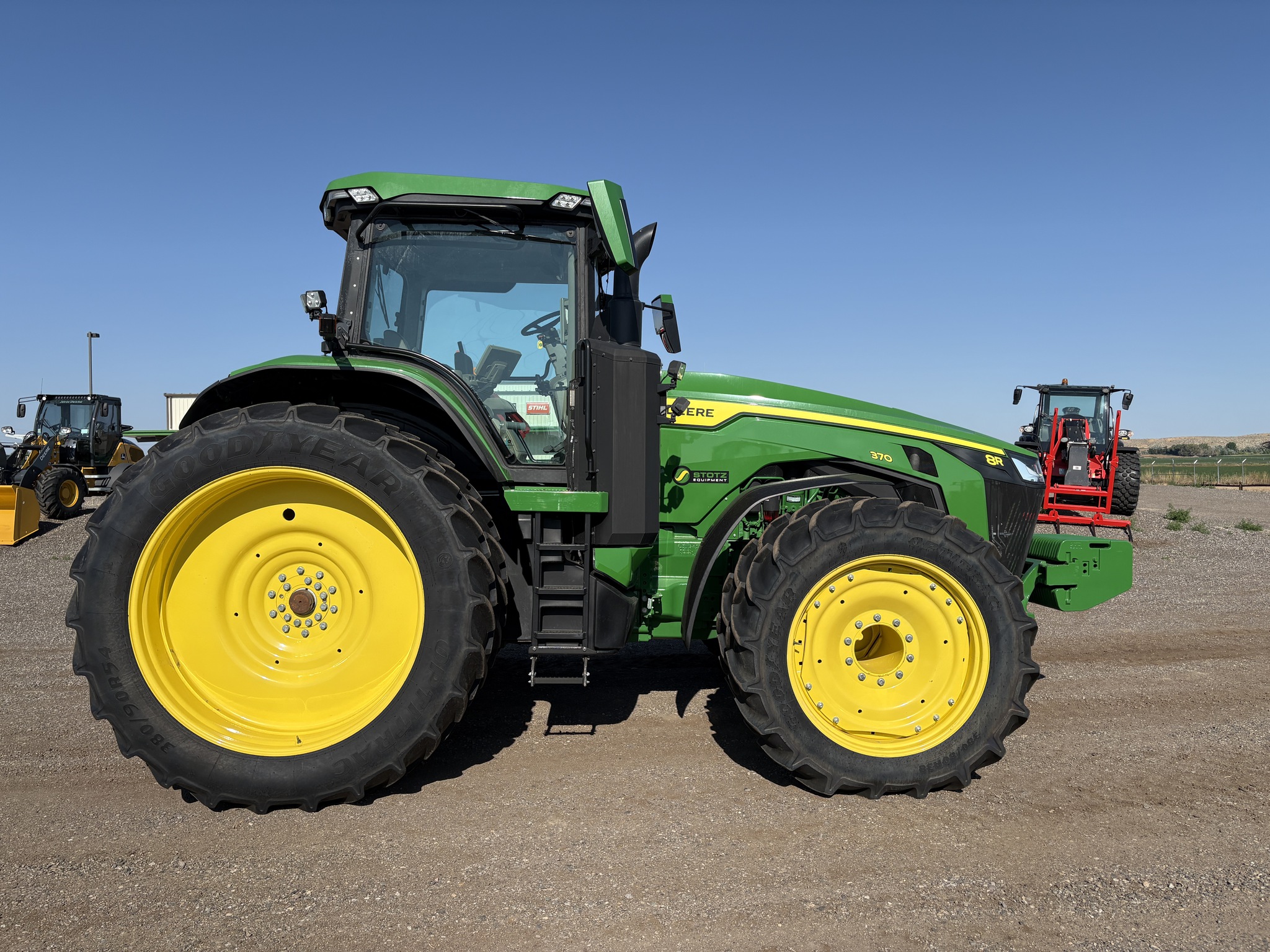 2022 John Deere 8R 370 Image 12