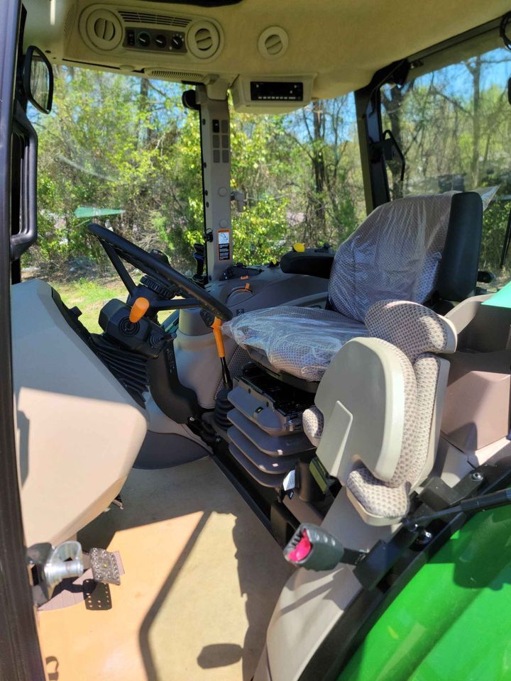 2023 John Deere 5125M Image 8