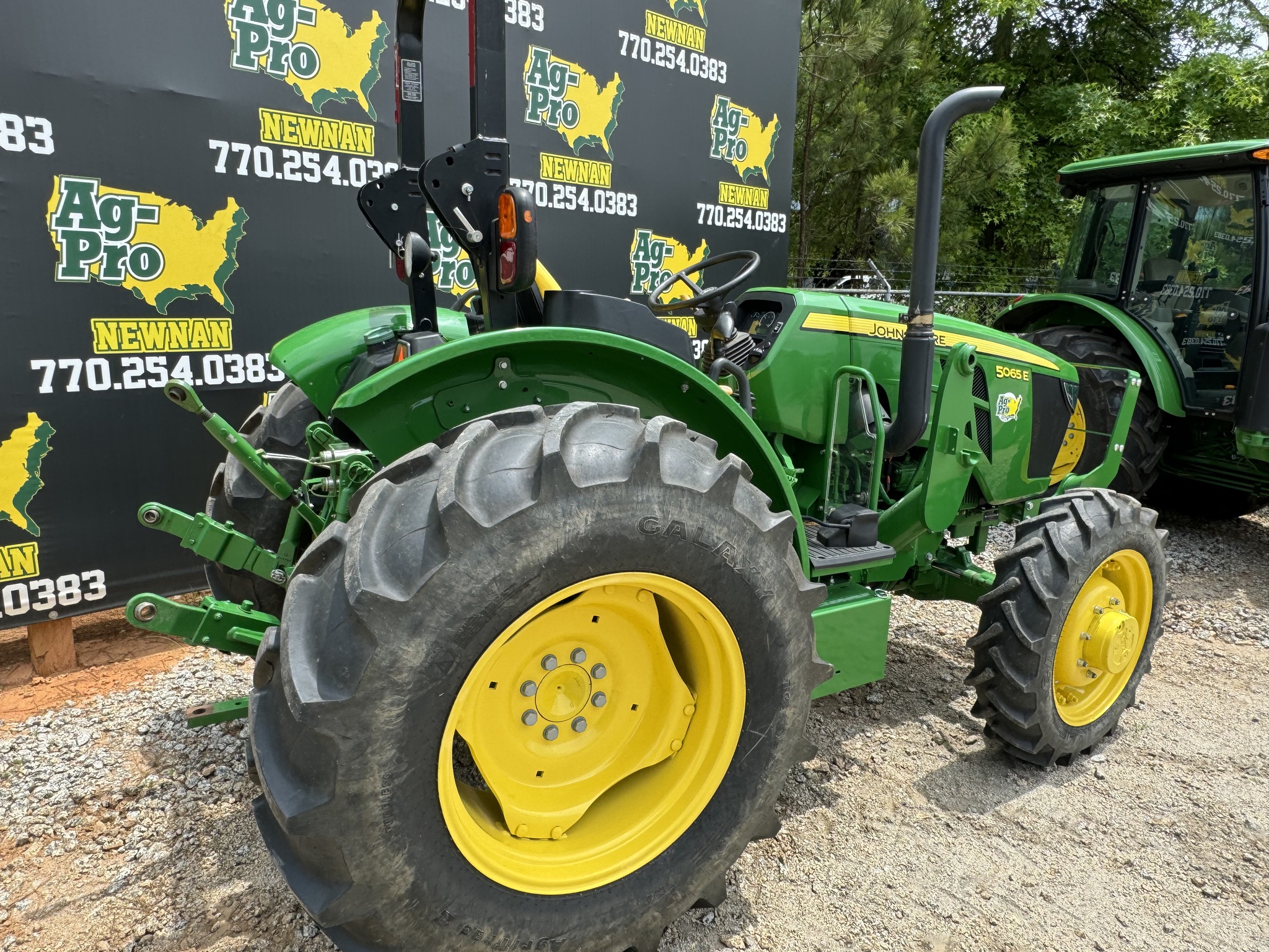 2021 John Deere 5065E Image 3